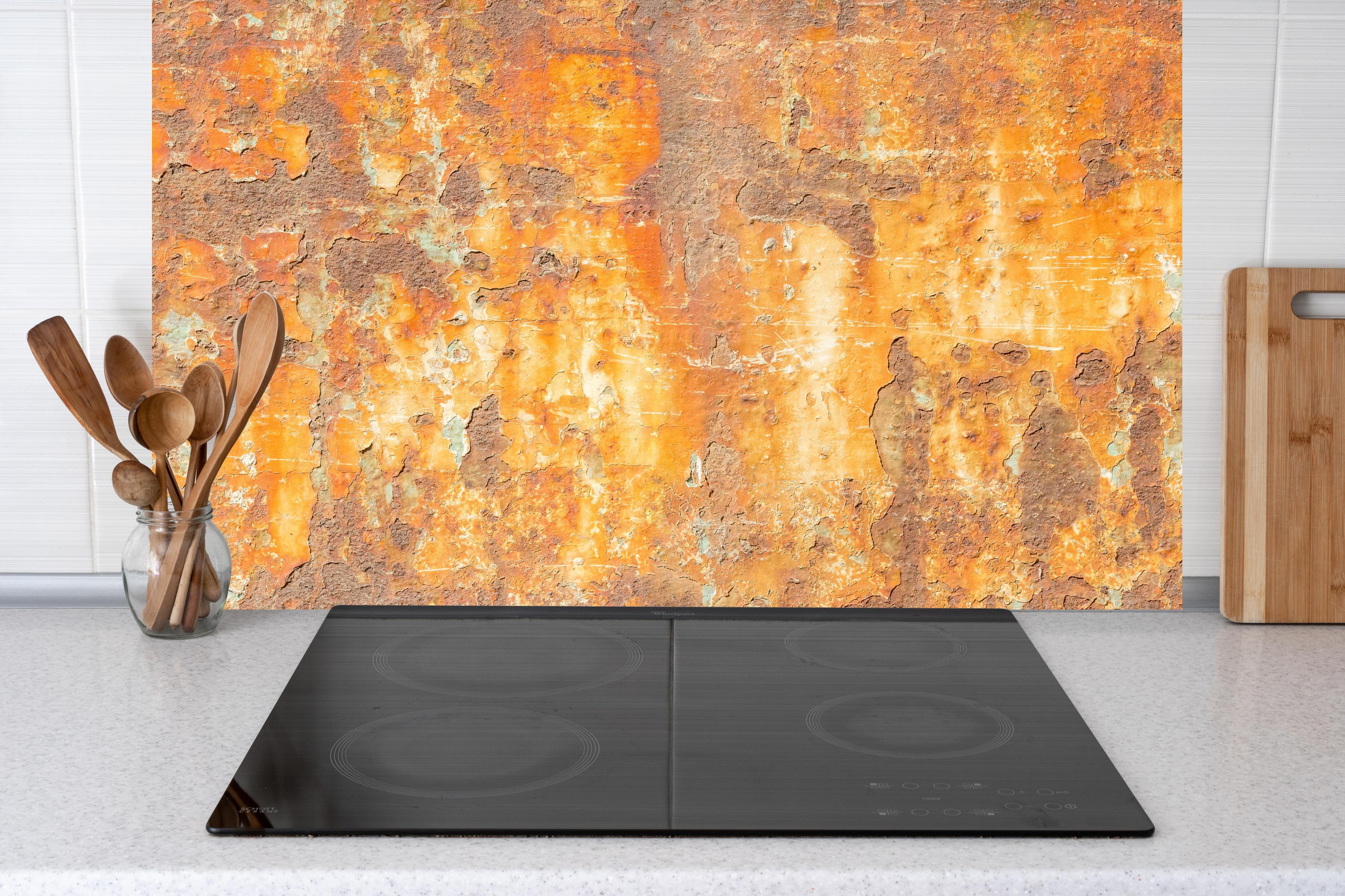 Küche - Rostige Betonwand hinter Cerankochfeld und Holz-Kochutensilien