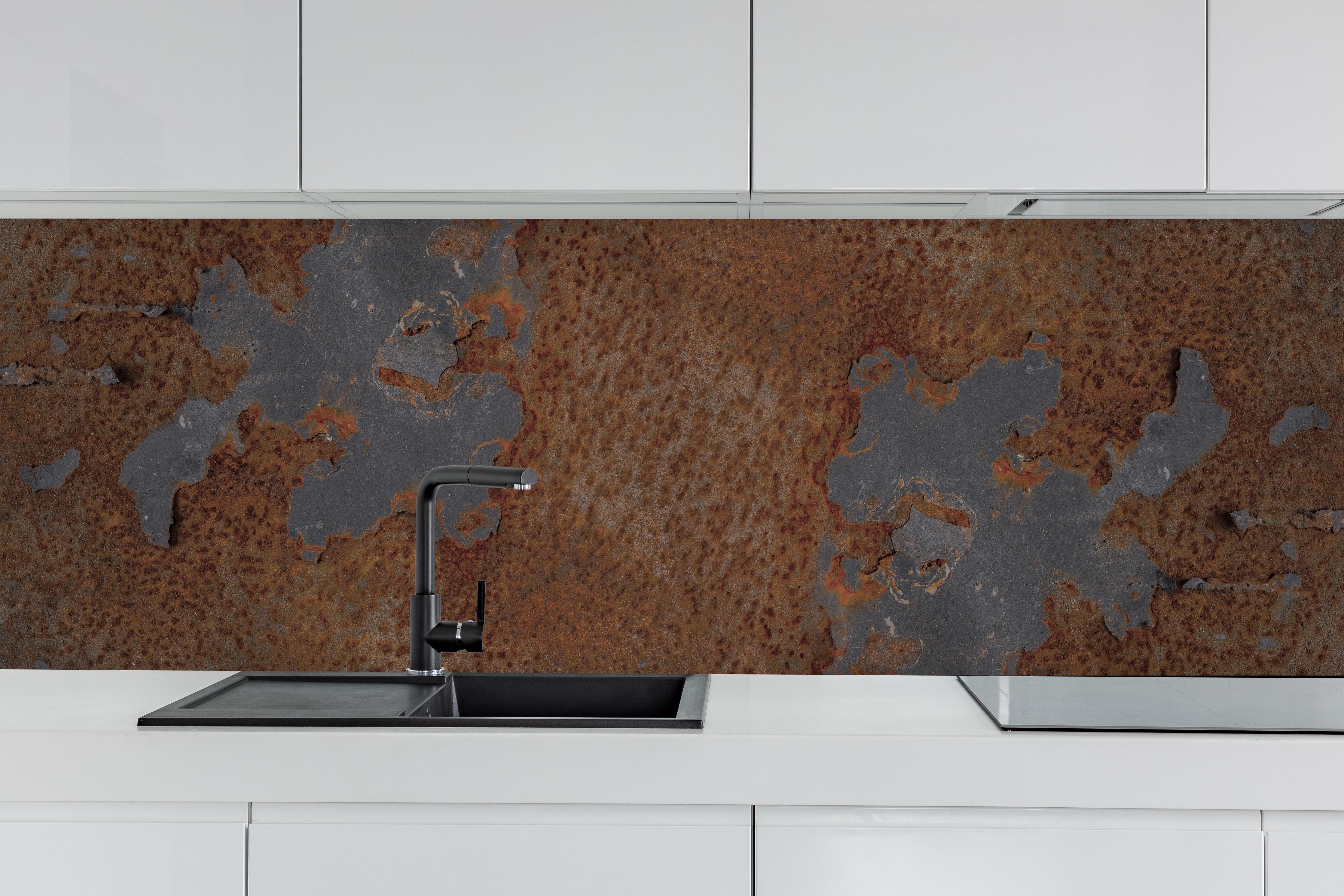 Küche - Rostiges Metall im Grunge-Stil hinter weißen Hochglanz-Küchenregalen und schwarzem Wasserhahn