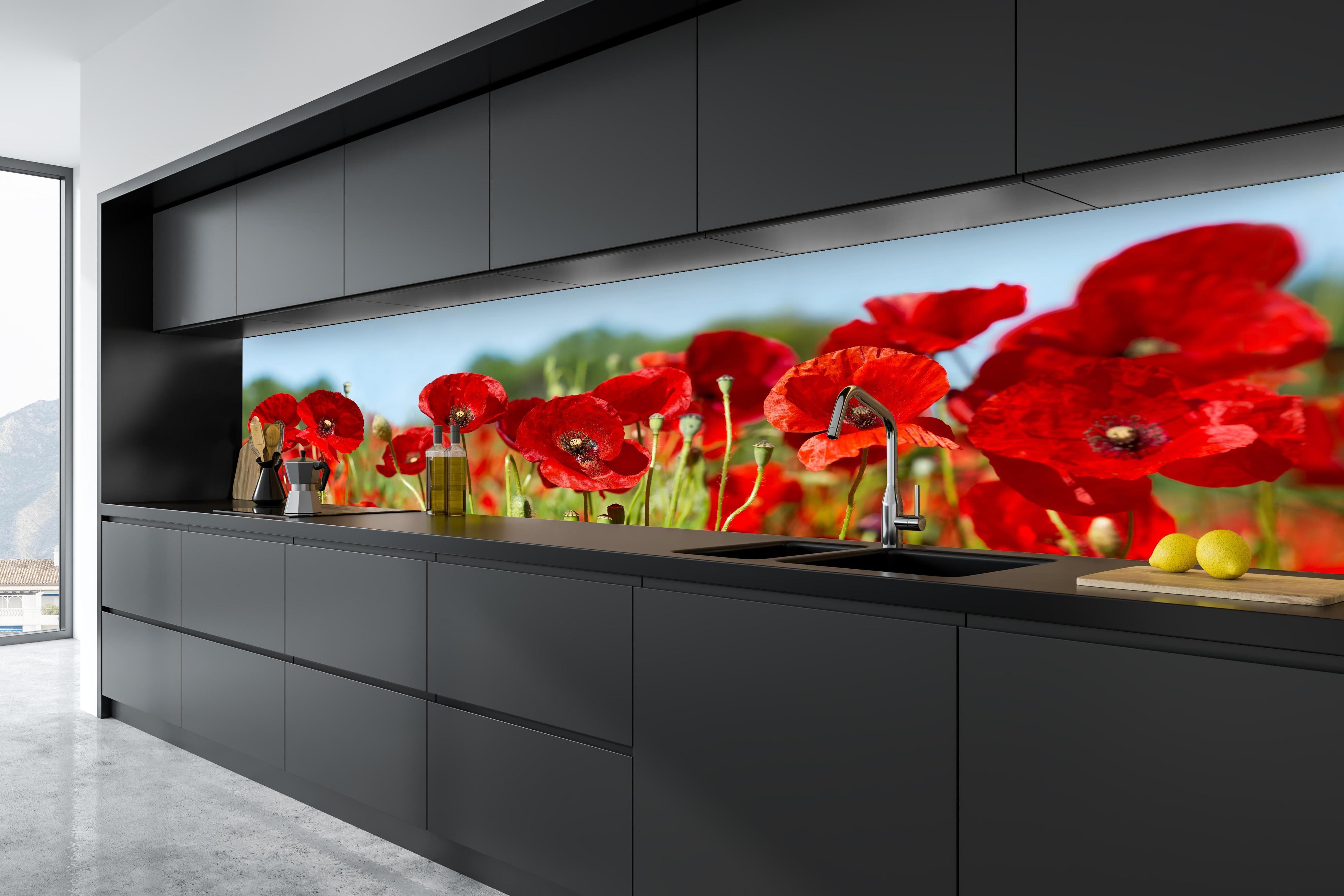 Küche - Rote Mohnblumen auf einem Feld in tiefschwarzer matt-premium Einbauküche