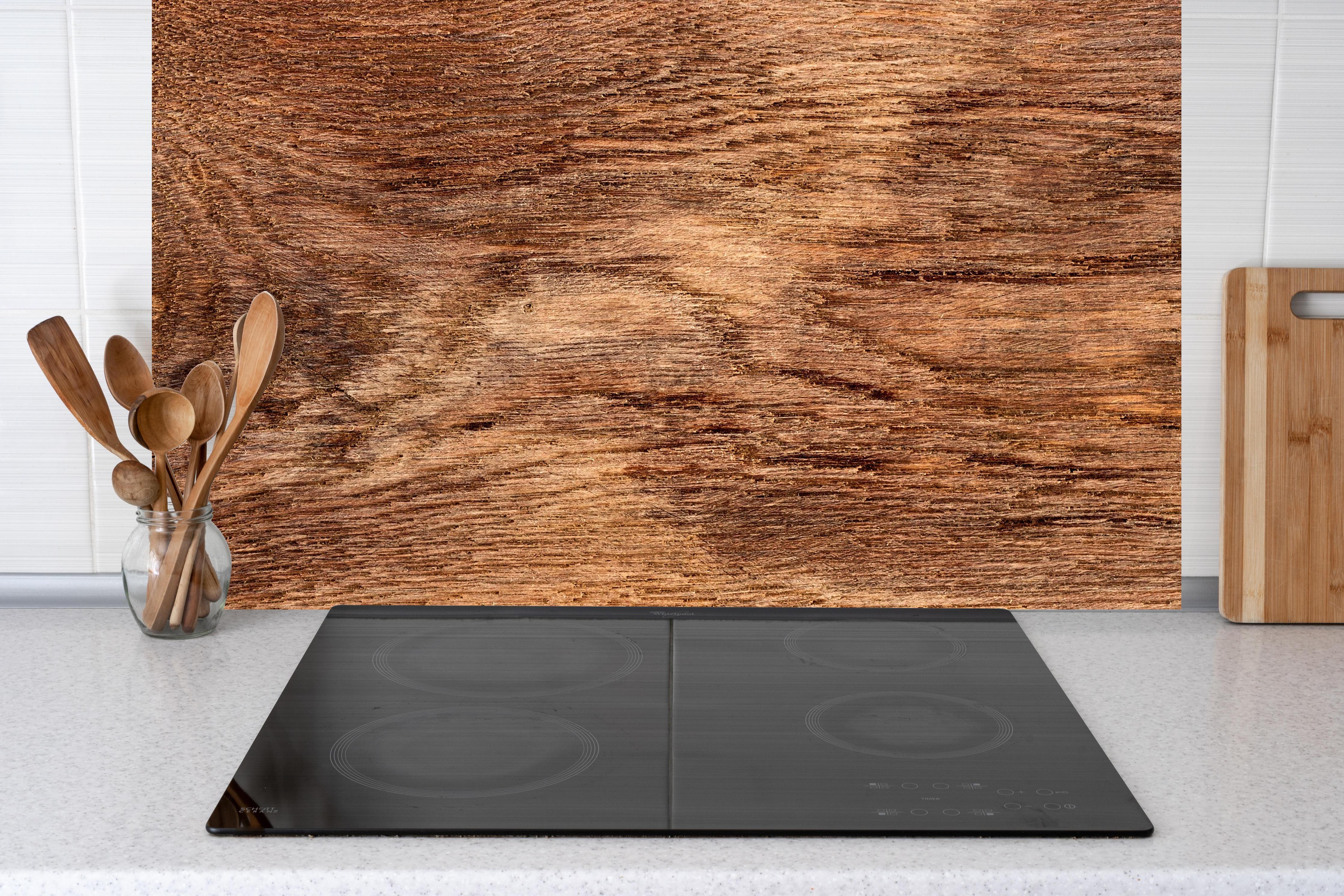 Küche - Rustikale Eichenholzplatte hinter Cerankochfeld und Holz-Kochutensilien