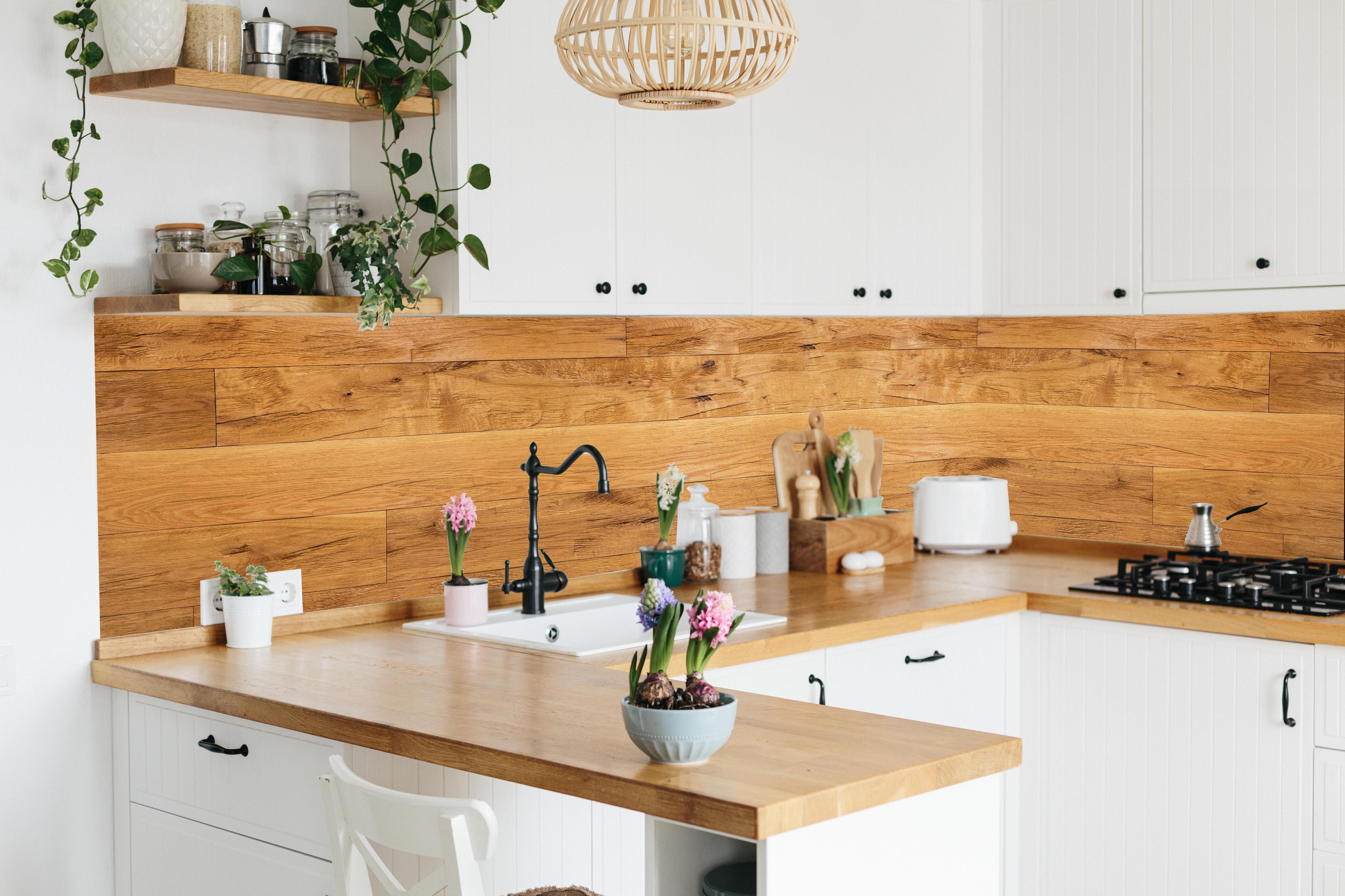 Küche - Rustikale Holzplatte in lebendiger Küche mit bunten Blumen