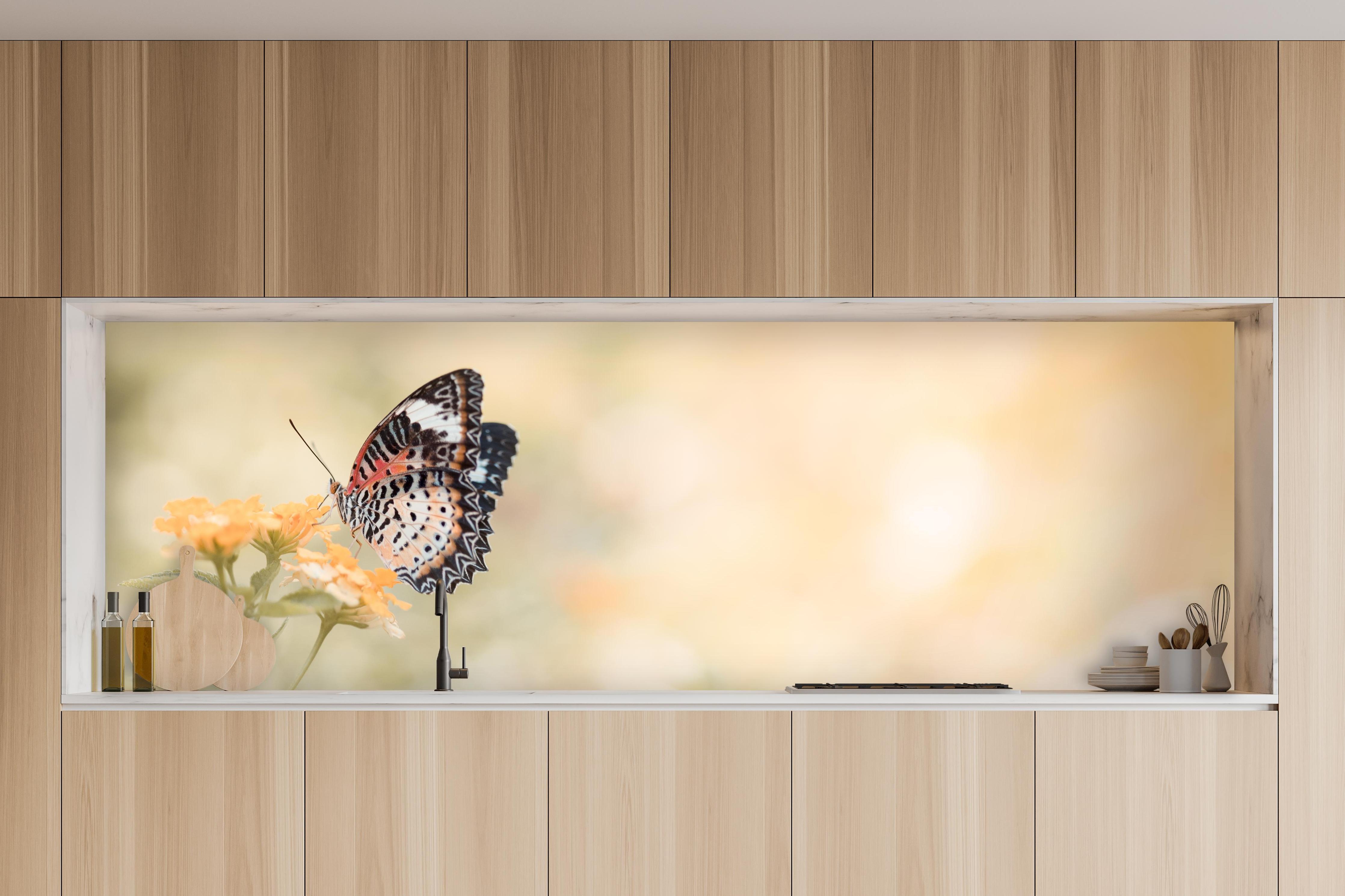 Küche - Schmetterling auf eine orangene Blume in charakteristischer Vollholz-Küche mit modernem Gasherd