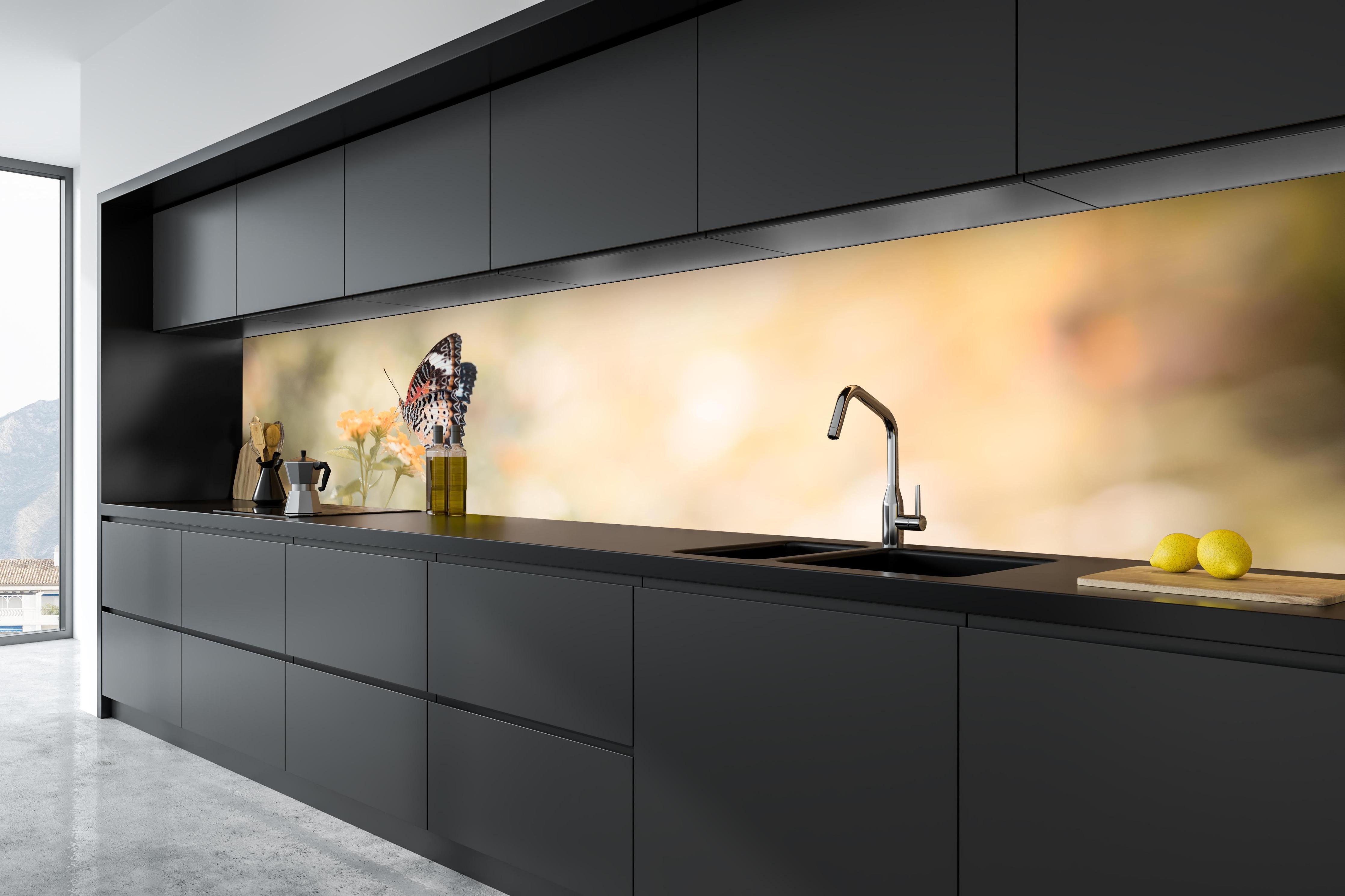 Küche - Schmetterling auf eine orangene Blume in tiefschwarzer matt-premium Einbauküche