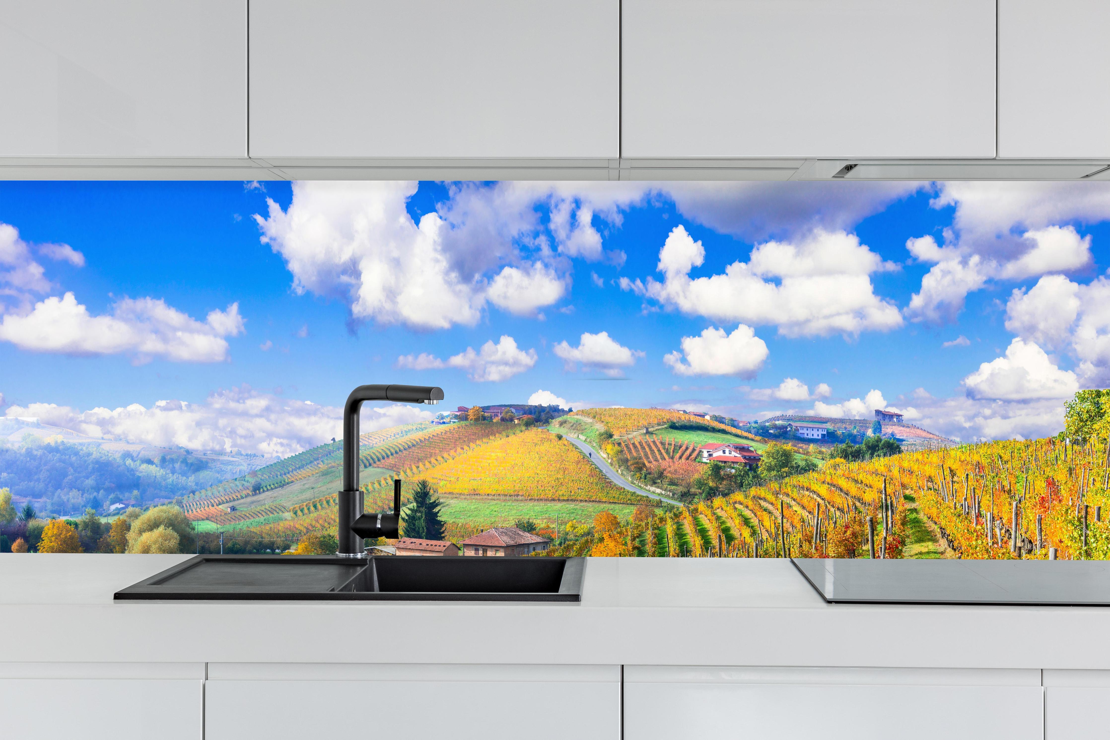 Küche - Schöne Herbstlandschaft mit Weinbergen - Toskana hinter weißen Hochglanz-Küchenregalen und schwarzem Wasserhahn