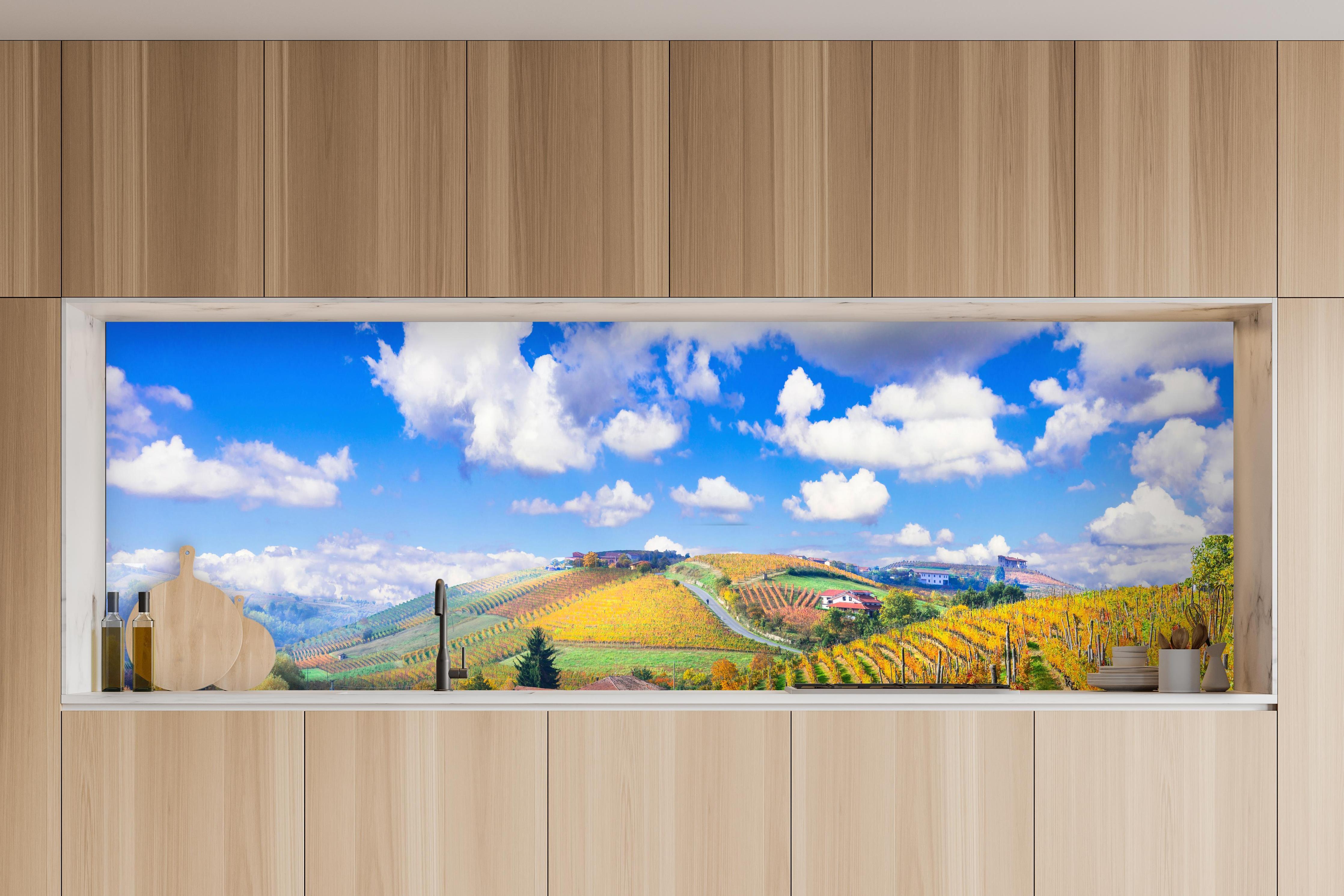 Küche - Schöne Herbstlandschaft mit Weinbergen - Toskana in charakteristischer Vollholz-Küche mit modernem Gasherd