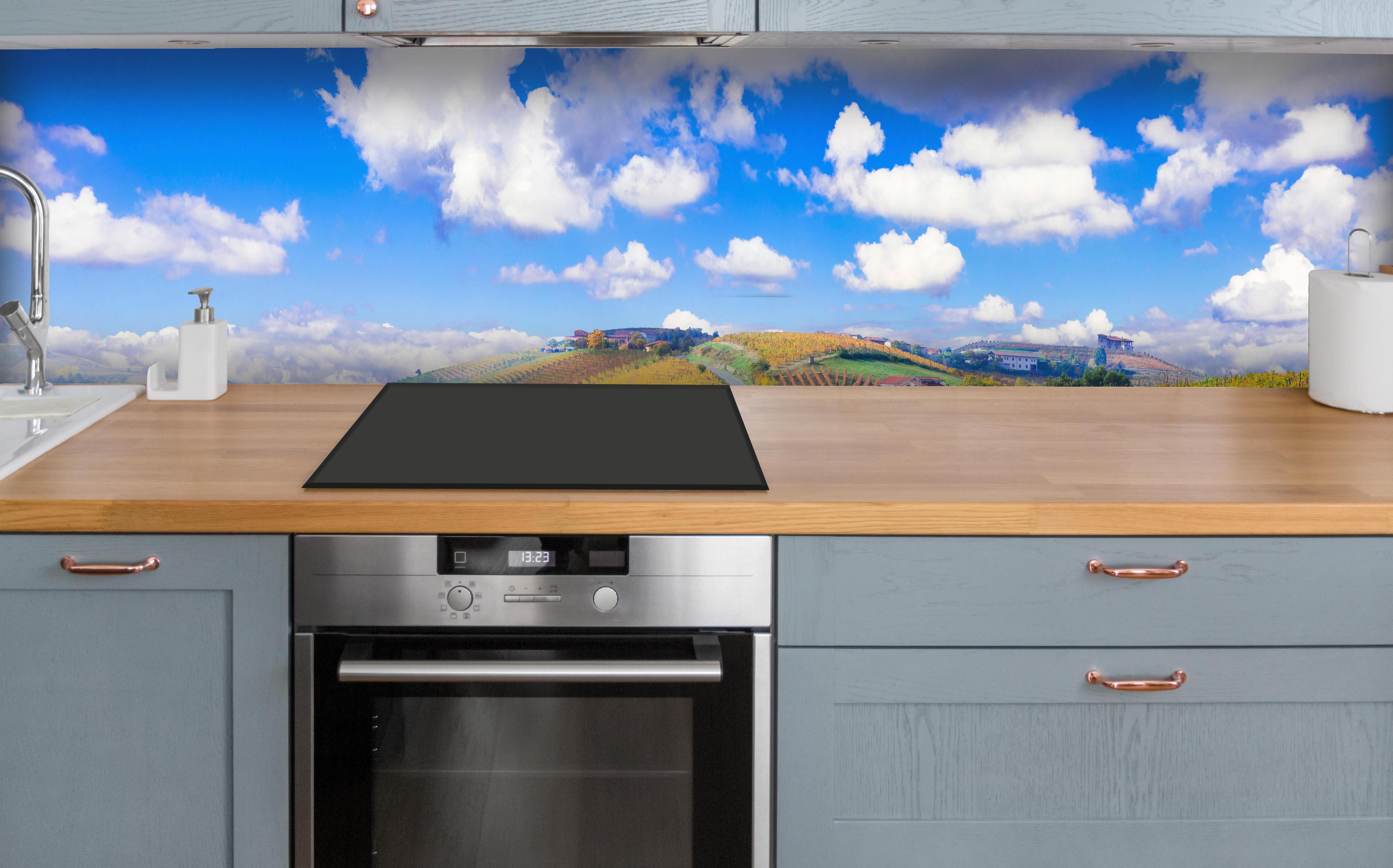 Küche - Schöne Herbstlandschaft mit Weinbergen - Toskana über polierter Holzarbeitsplatte mit Cerankochfeld