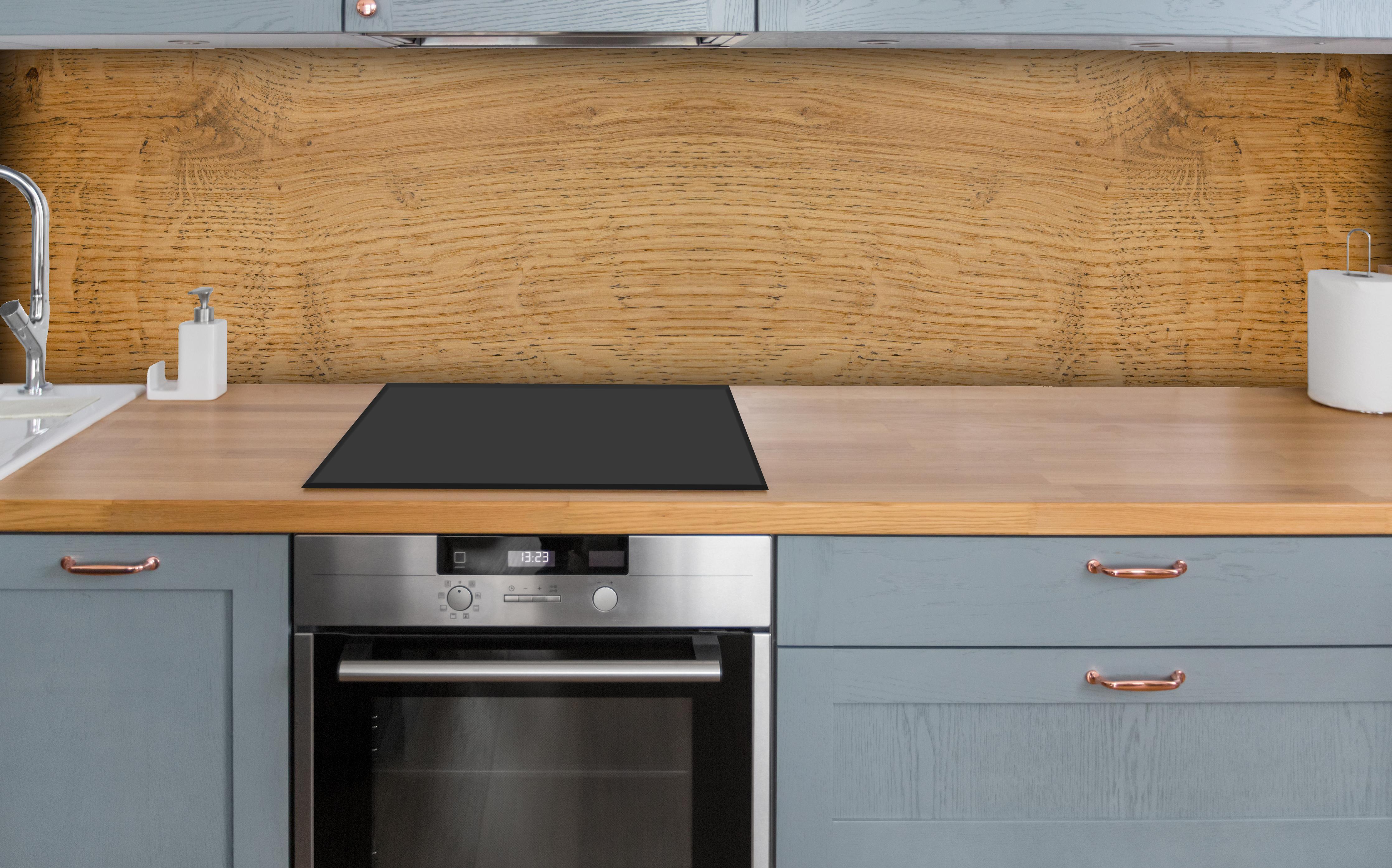 Küche - Schöne helle Holzplatte über polierter Holzarbeitsplatte mit Cerankochfeld