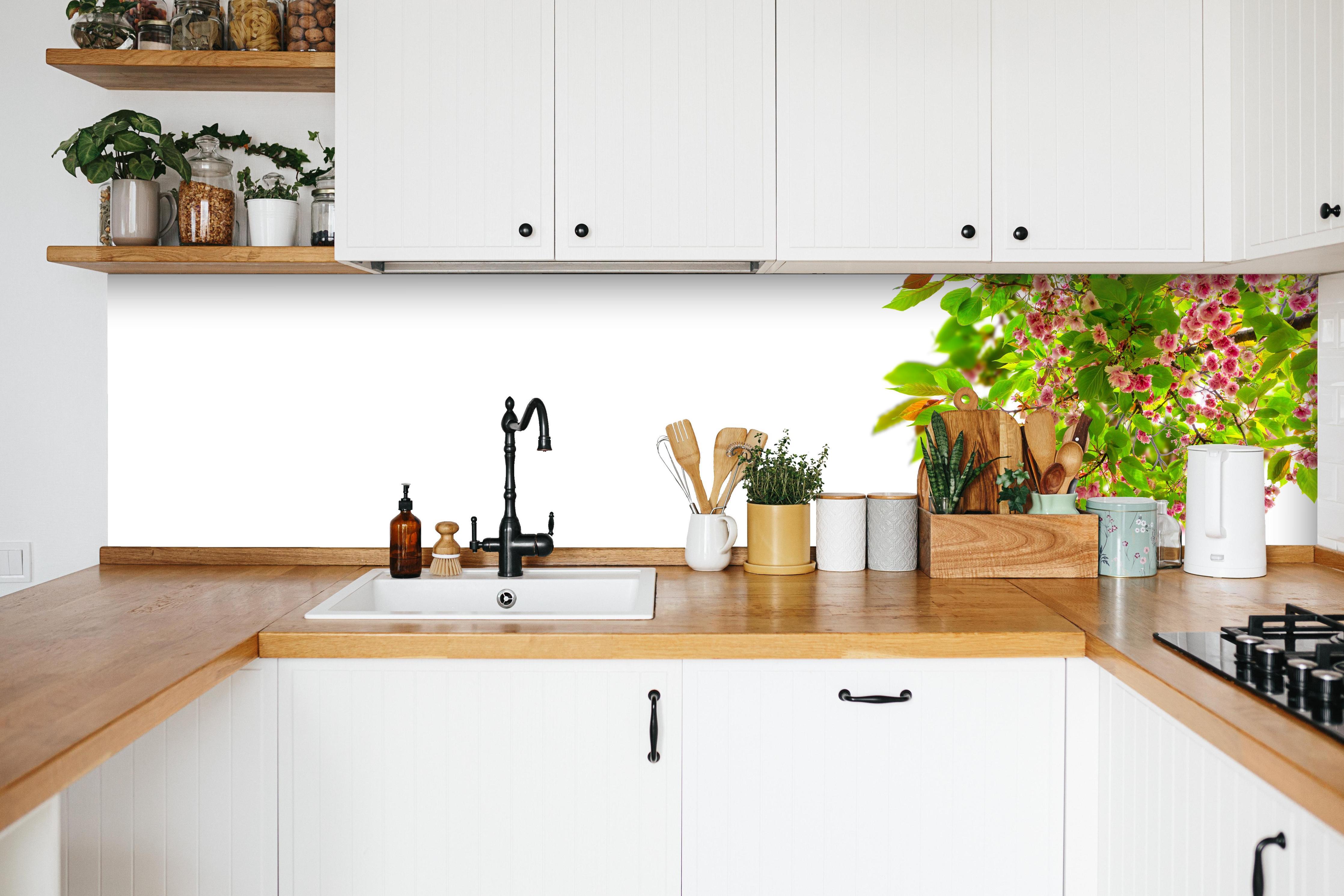 Küche - Schöner Kirschblütenast in weißer Küche hinter Gewürzen und Kochlöffeln aus Holz