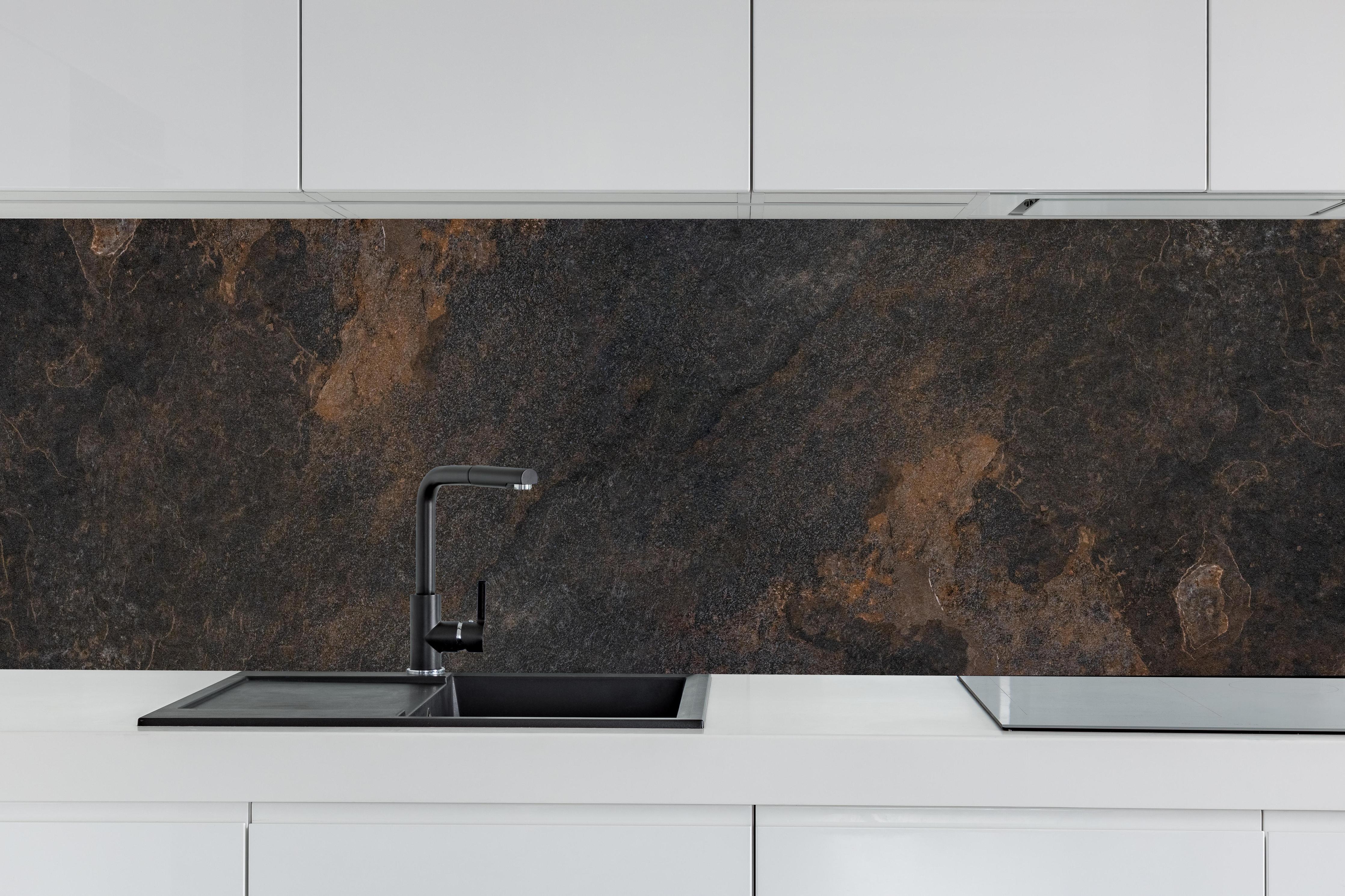 Küche - Schwarz braun rostigen Stein Fliesen hinter weißen Hochglanz-Küchenregalen und schwarzem Wasserhahn