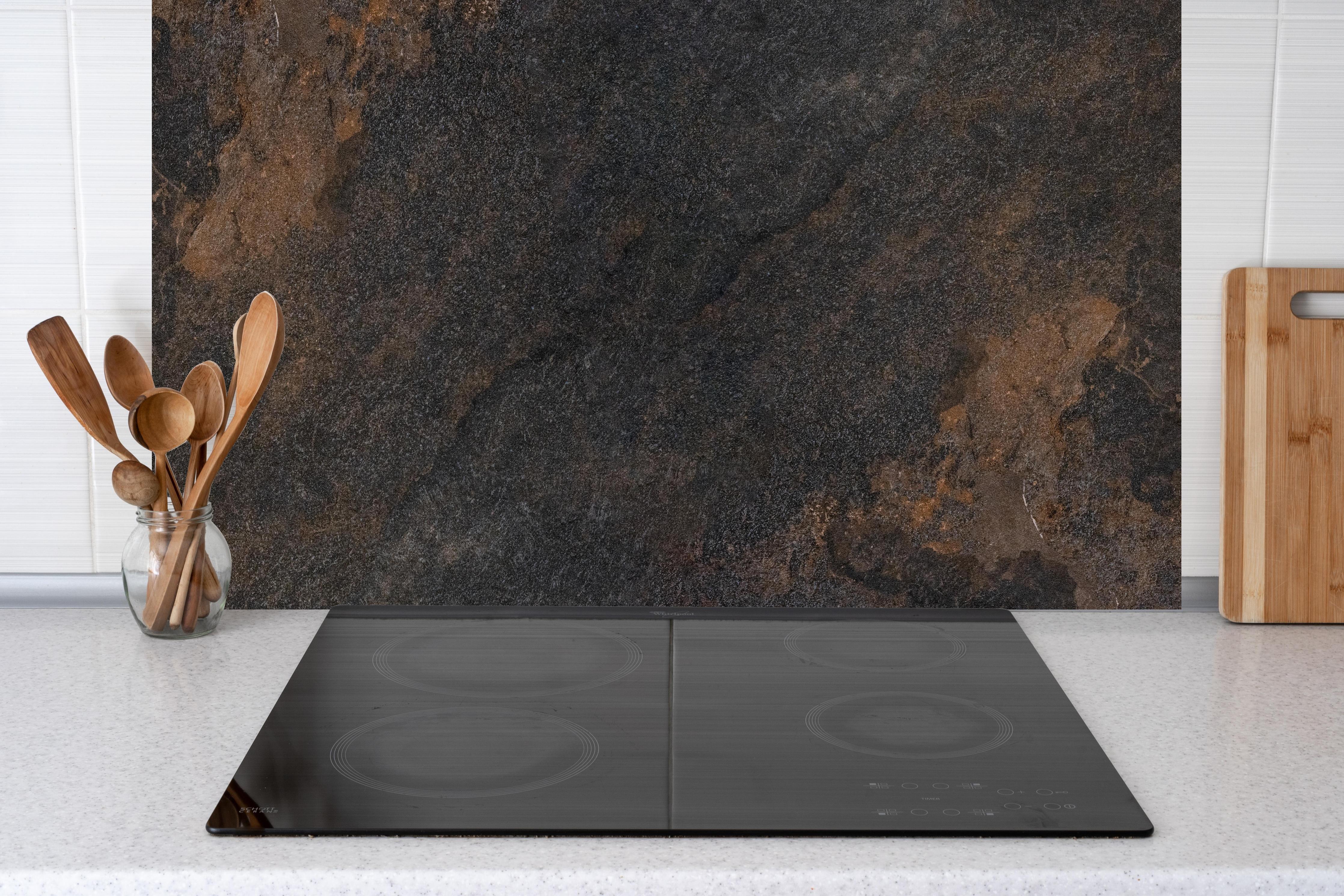 Küche - Schwarz braun rostigen Stein Fliesen hinter Cerankochfeld und Holz-Kochutensilien