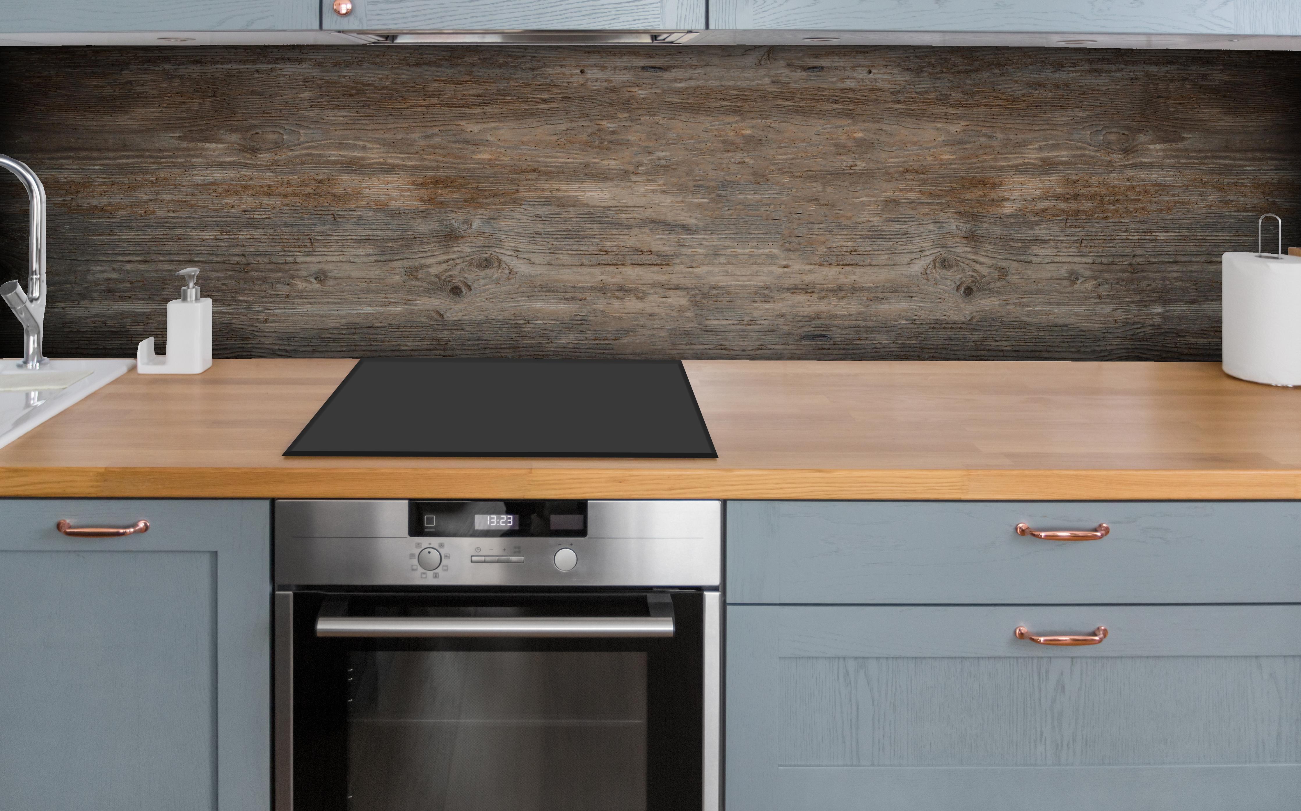 Küche - Schwarz-braune Holzplatte über polierter Holzarbeitsplatte mit Cerankochfeld