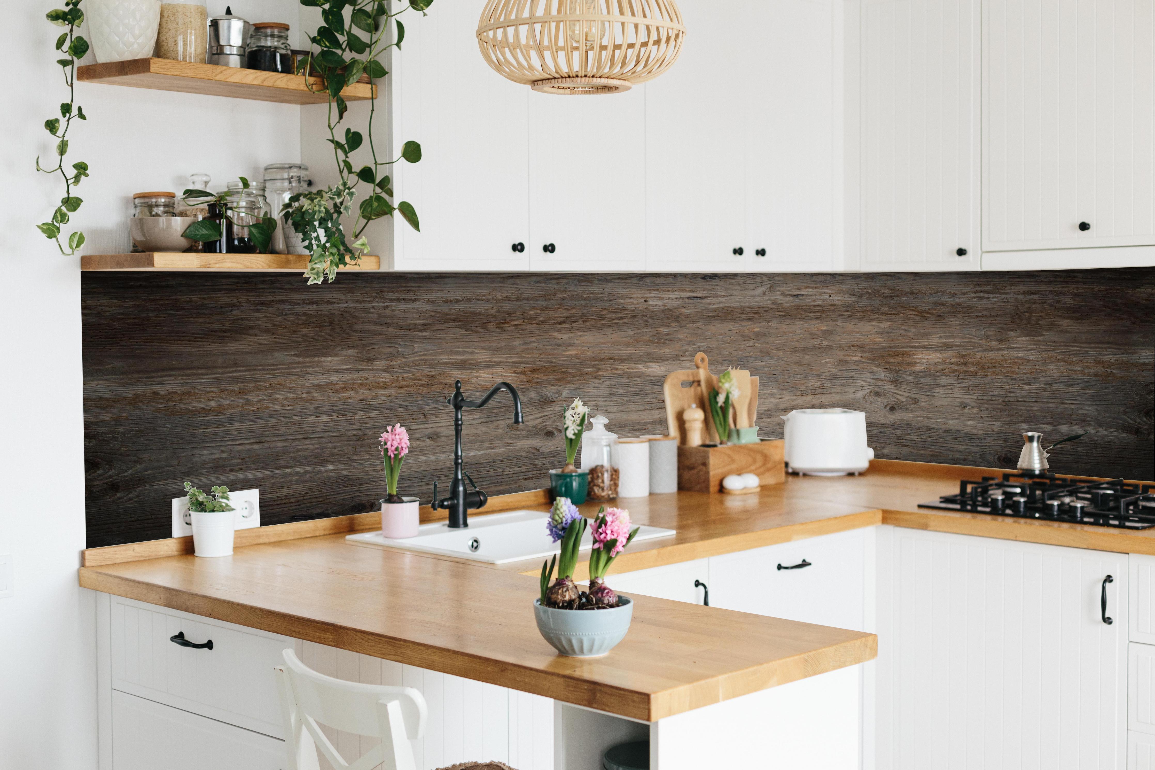 Küche - Schwarz-braune Holzplatte in lebendiger Küche mit bunten Blumen