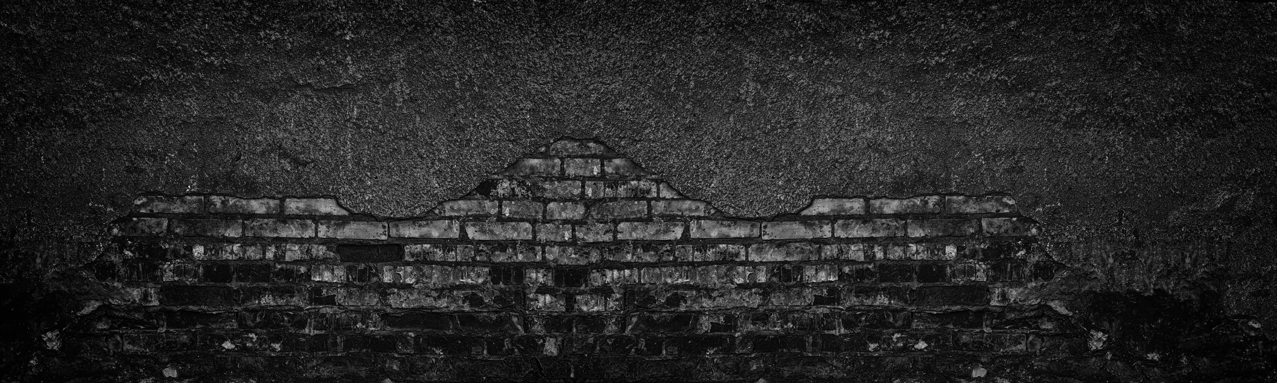 Küchenrückwand-Schwarz gebrannte Ziegelwand mit abgefallenem Putz