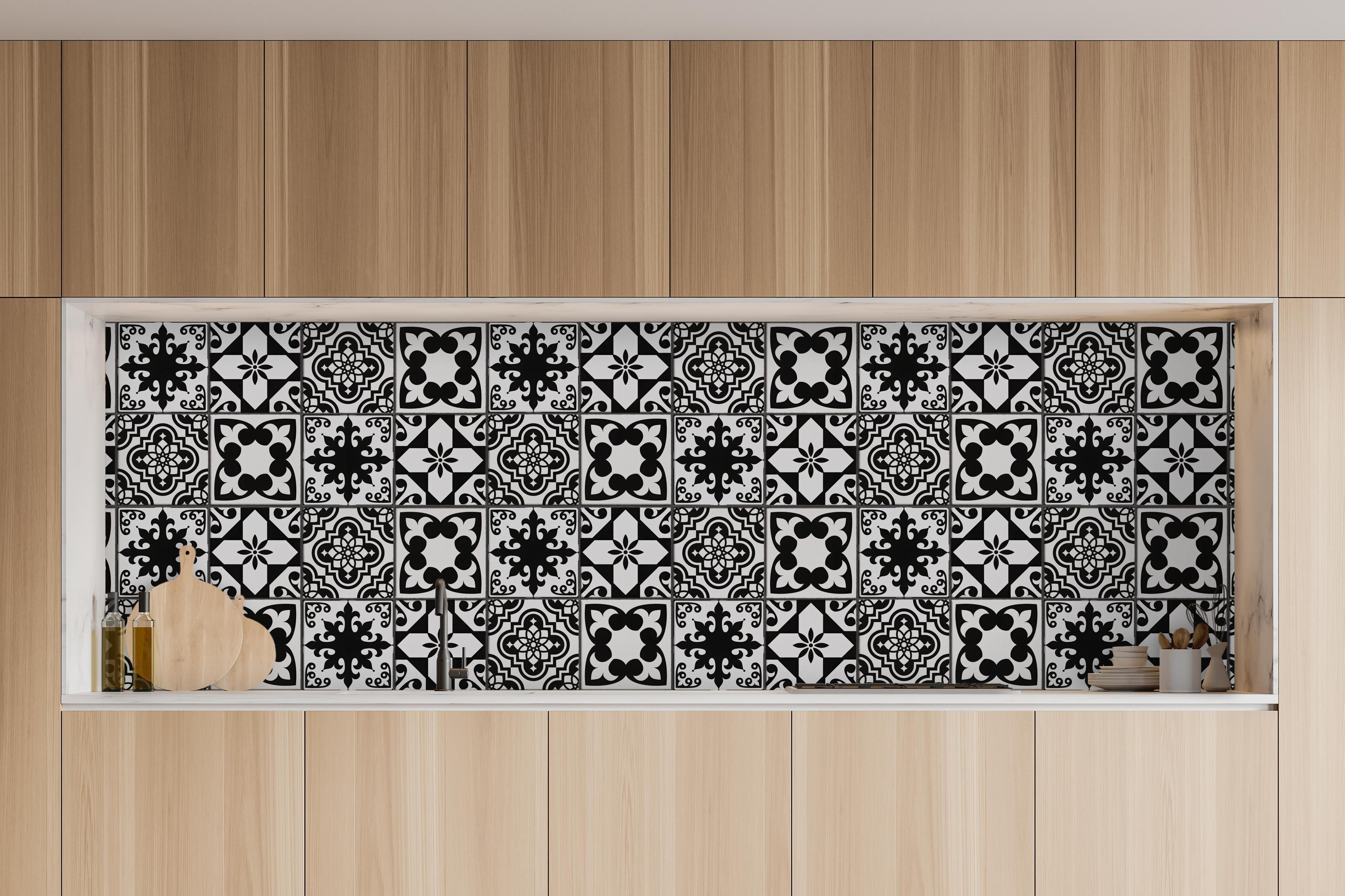 Küche - Schwarz-weiß Vintage Fliesen in charakteristischer Vollholz-Küche mit modernem Gasherd