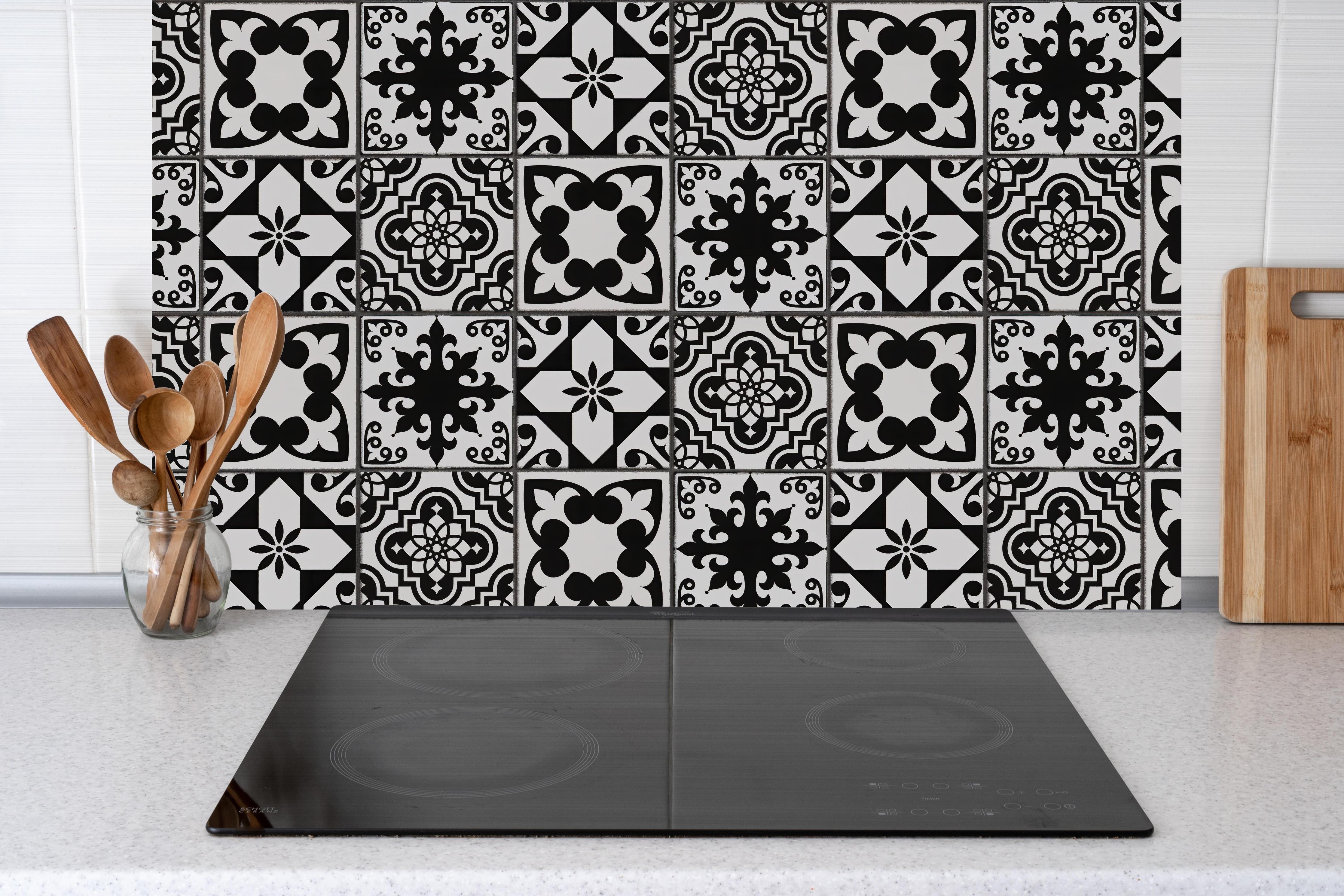 Küche - Schwarz-weiß Vintage Fliesen hinter Cerankochfeld und Holz-Kochutensilien