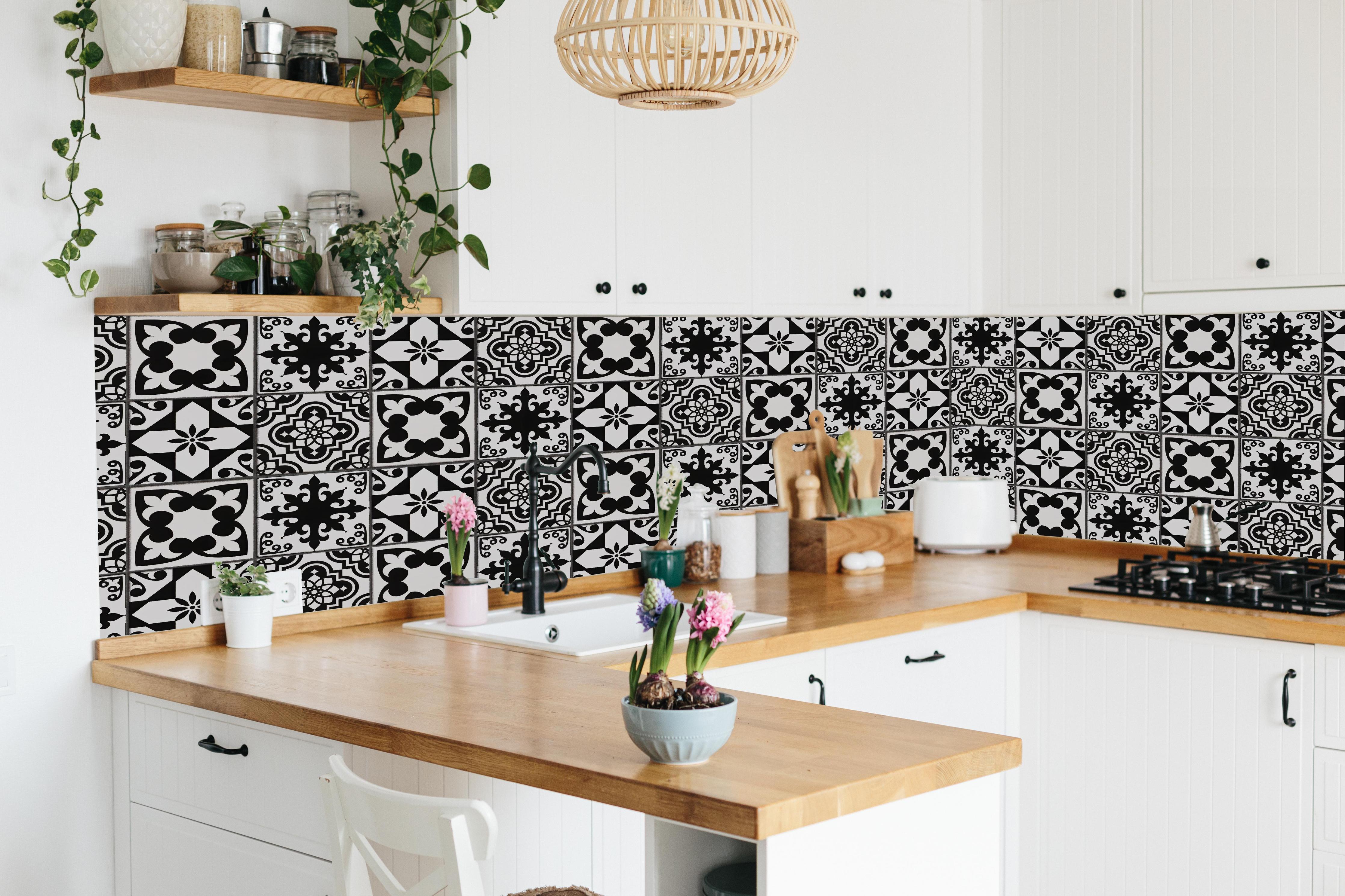 Küche - Schwarz-weiß Vintage Fliesen in lebendiger Küche mit bunten Blumen
