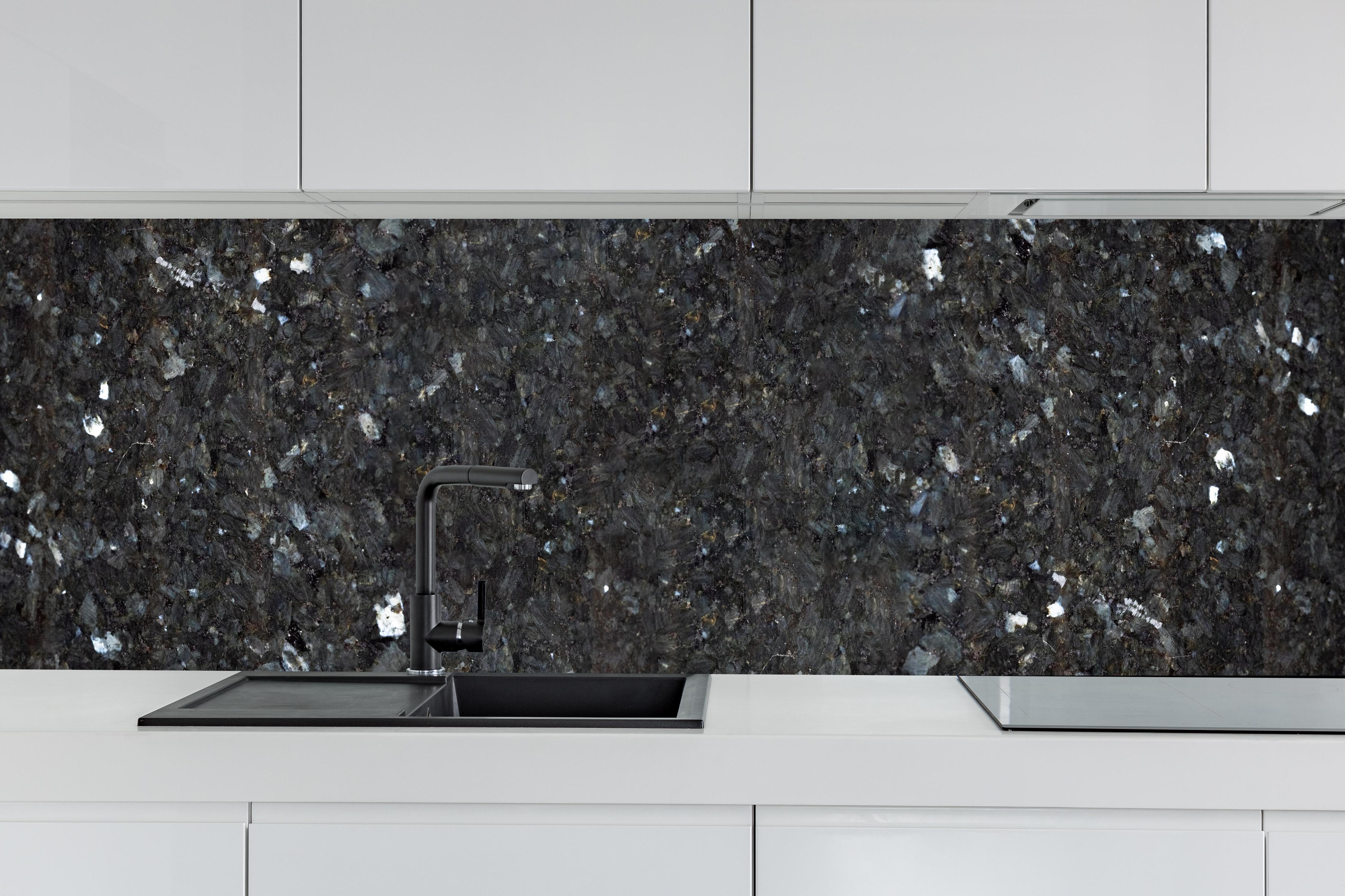 Küche - Schwarze Granitwand hinter weißen Hochglanz-Küchenregalen und schwarzem Wasserhahn