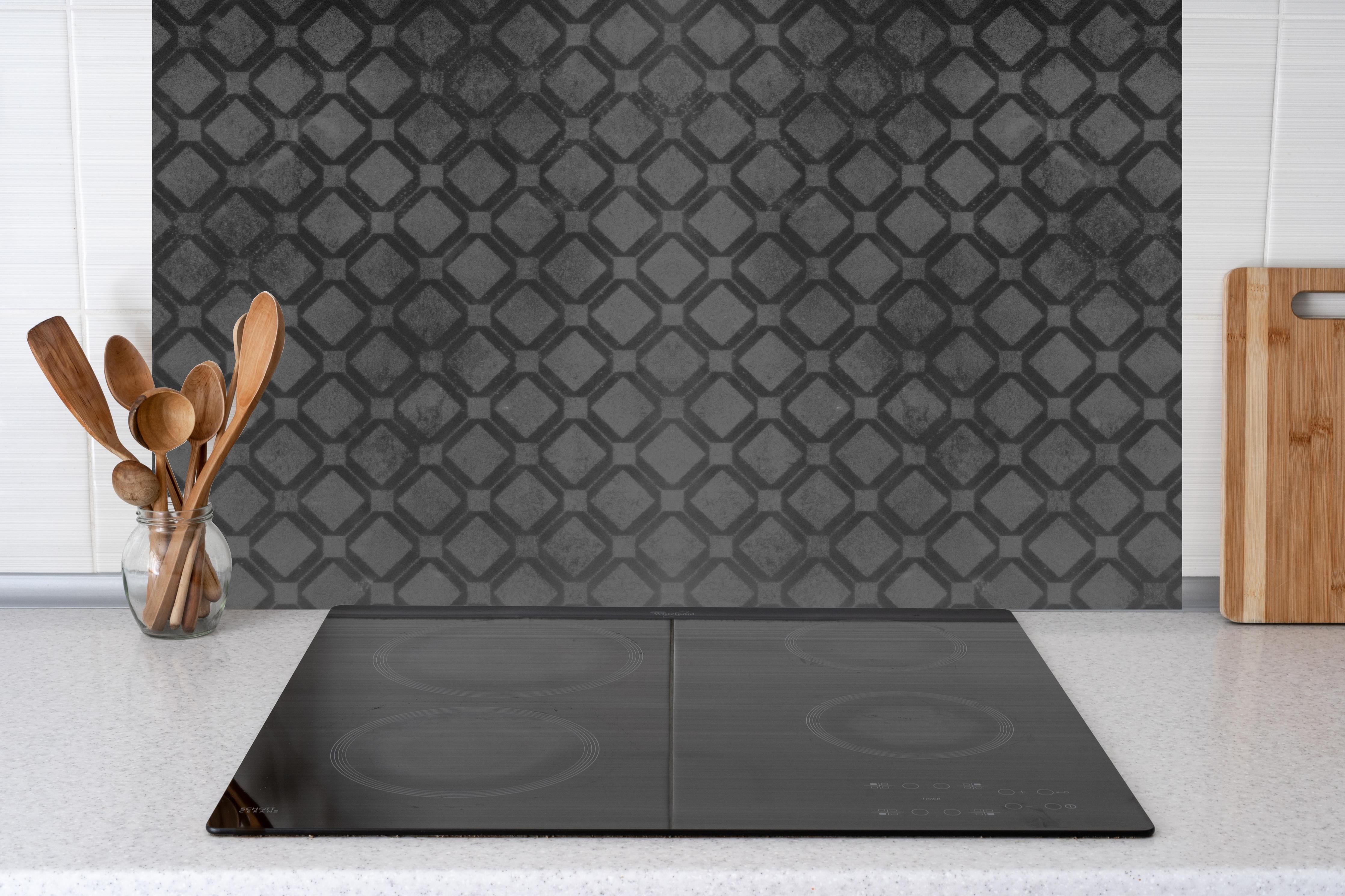 Küche - Schwarze Raute Muster hinter Cerankochfeld und Holz-Kochutensilien