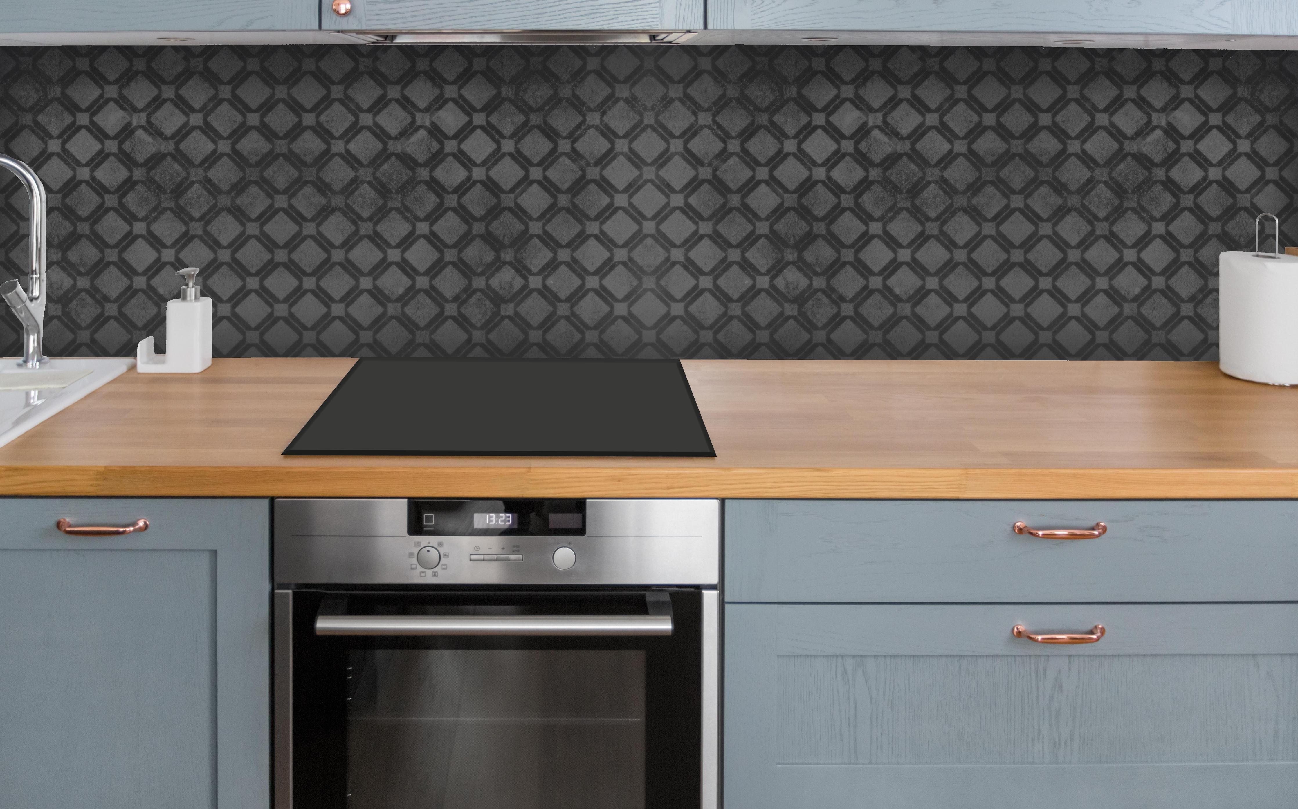 Küche - Schwarze Raute Muster über polierter Holzarbeitsplatte mit Cerankochfeld