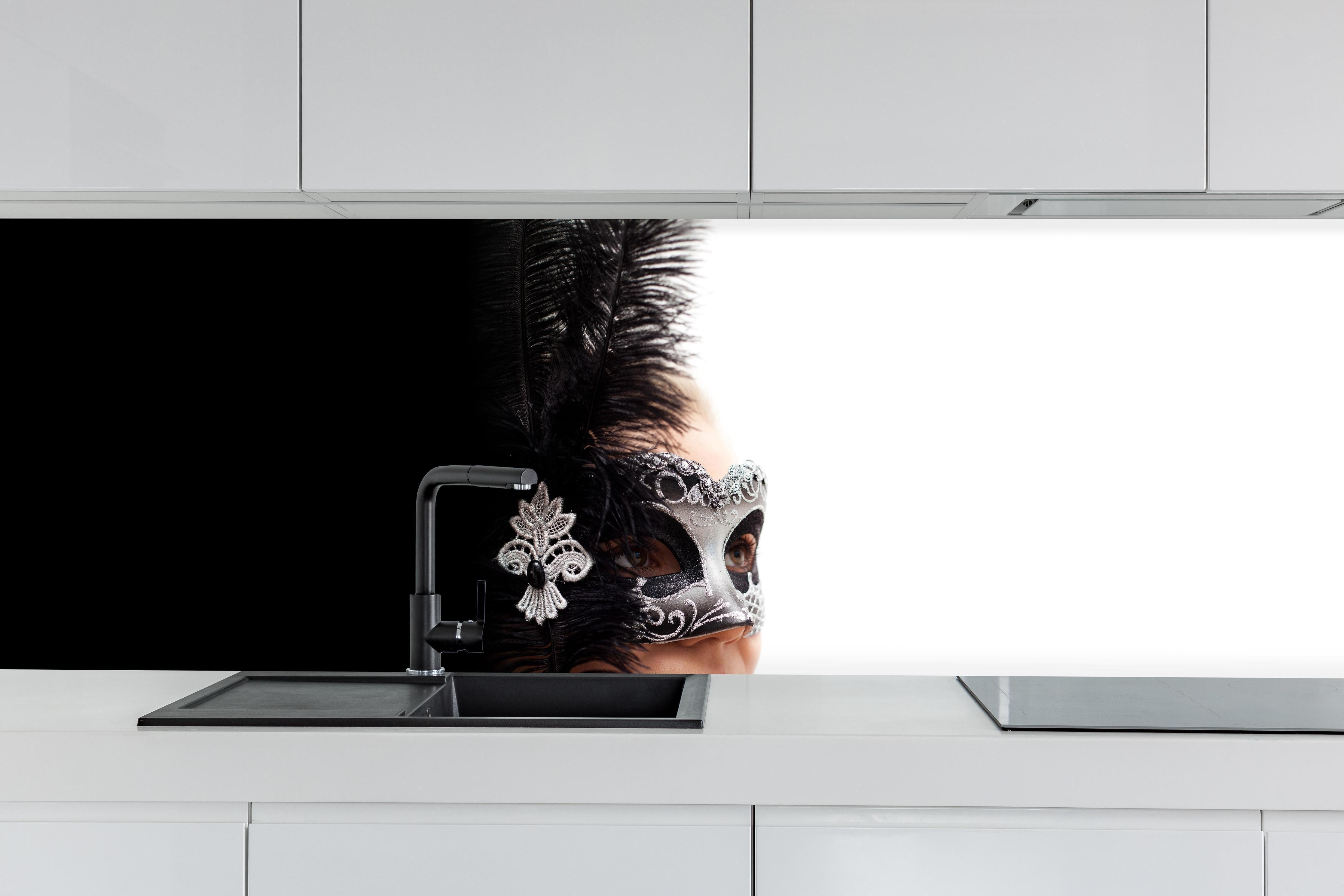 Küche - Schwarzer Schwan Frau mit Maske hinter weißen Hochglanz-Küchenregalen und schwarzem Wasserhahn