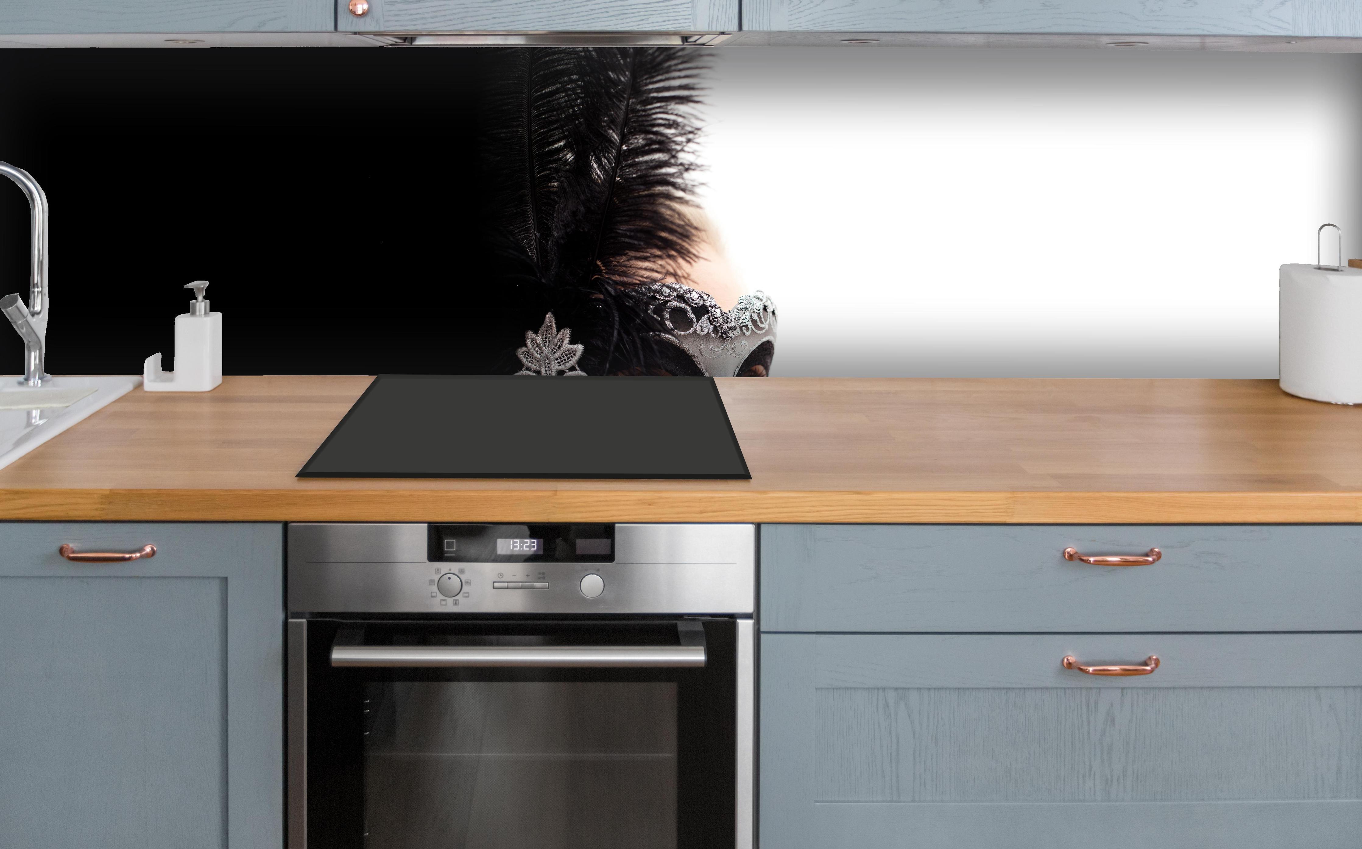 Küche - Schwarzer Schwan Frau mit Maske über polierter Holzarbeitsplatte mit Cerankochfeld