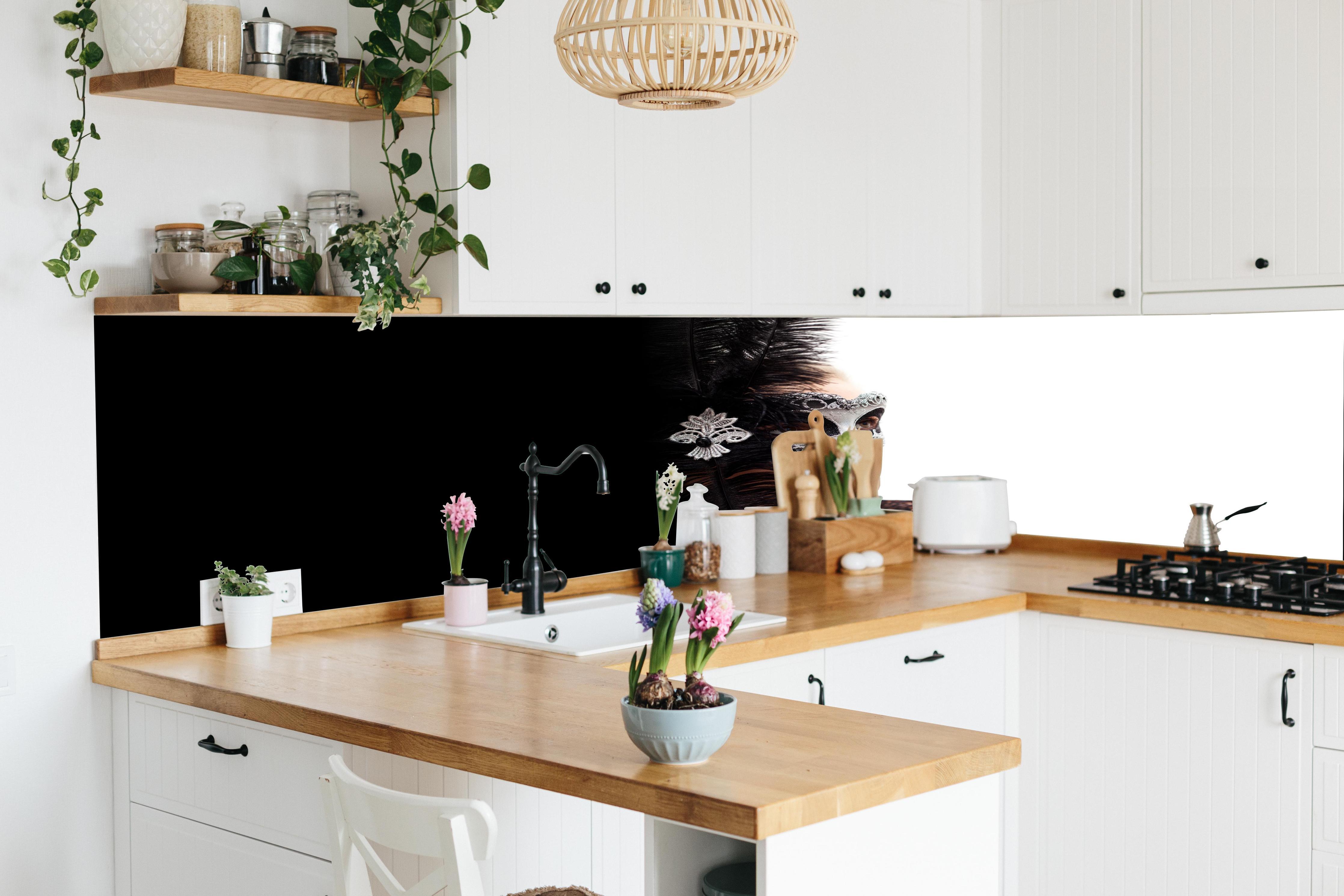 Küche - Schwarzer Schwan Frau mit Maske in lebendiger Küche mit bunten Blumen