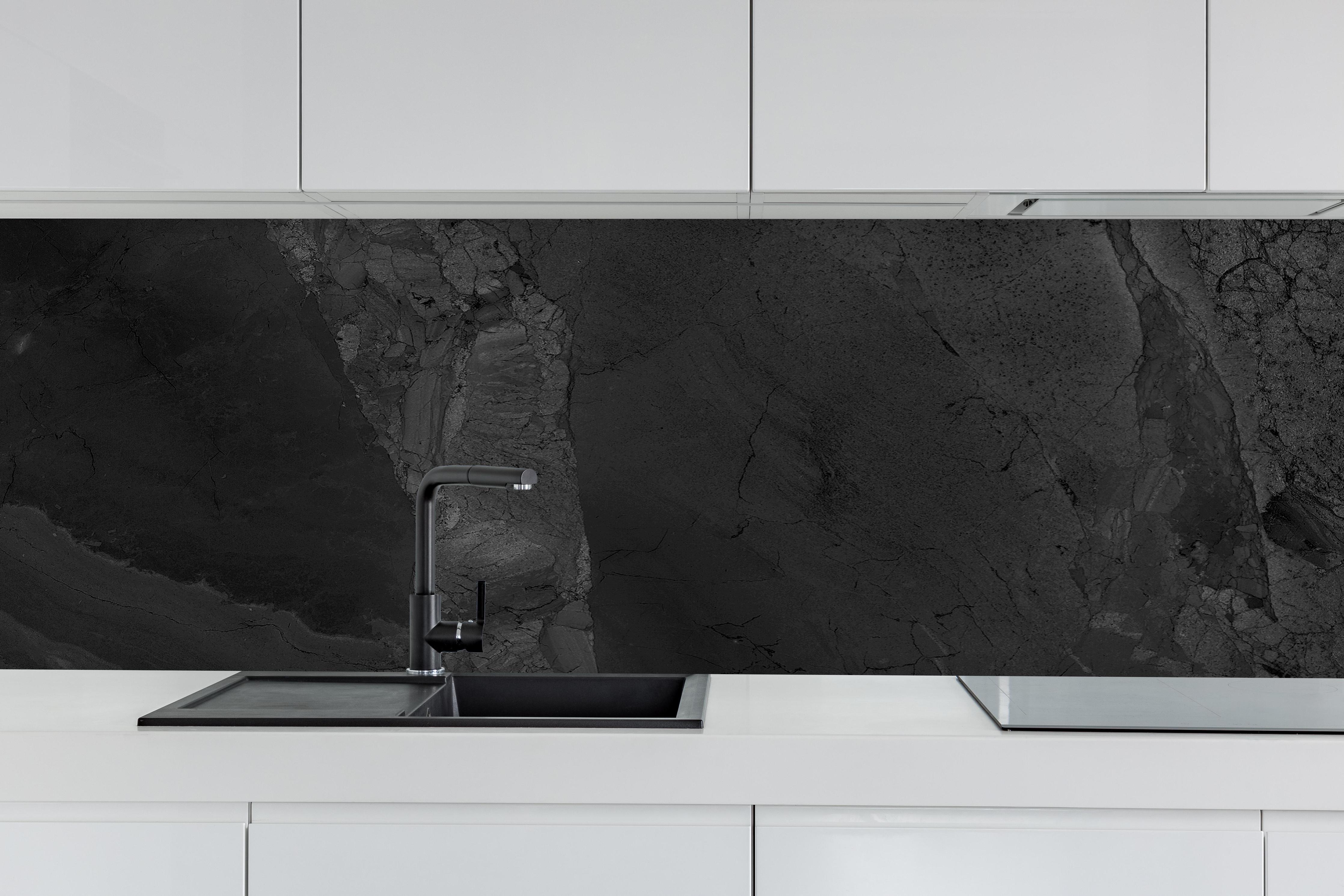 Küche - Schwarzer dunkler Marmor-Muster hinter weißen Hochglanz-Küchenregalen und schwarzem Wasserhahn