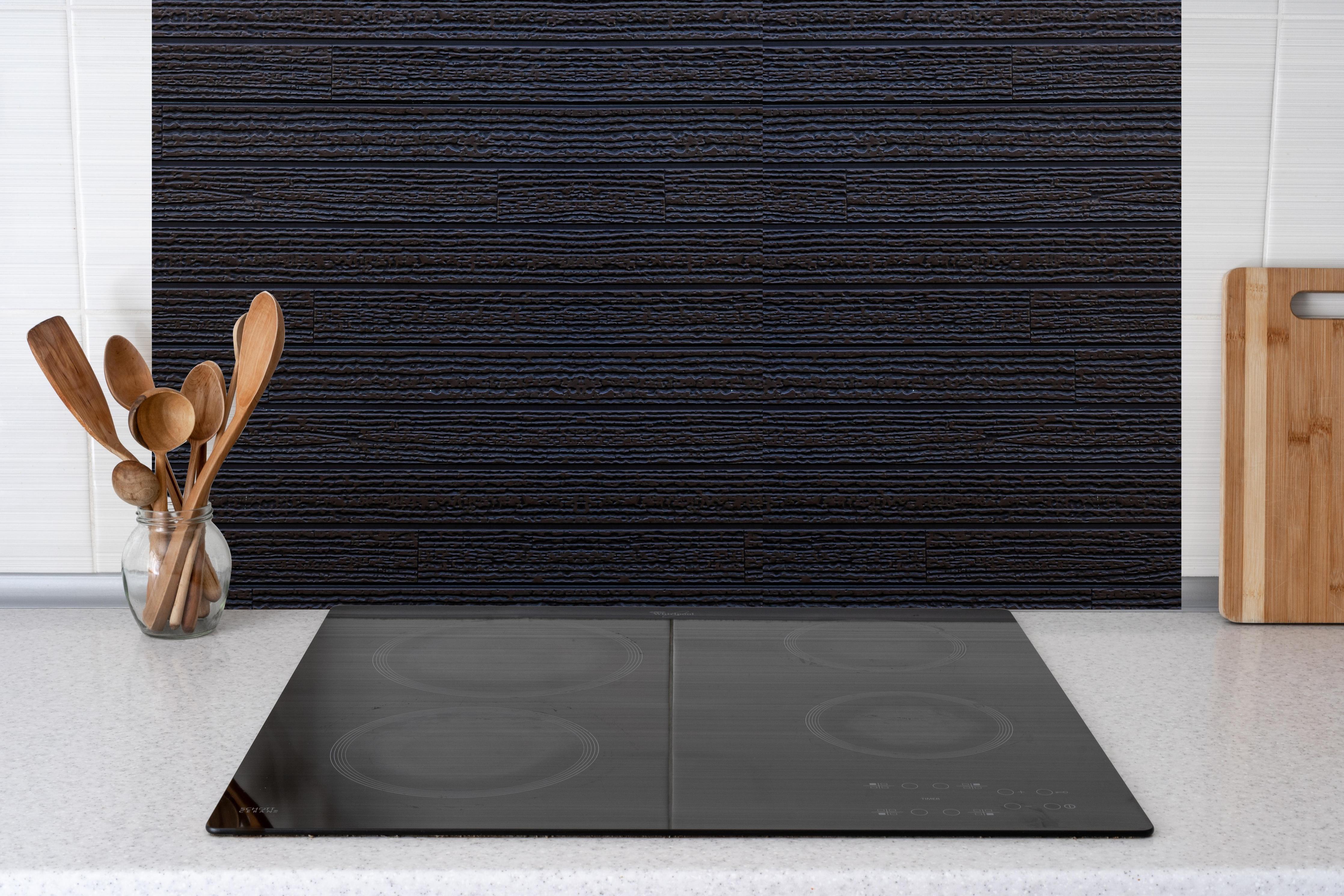 Küche - Schwarzes Holz - Vintage hinter Cerankochfeld und Holz-Kochutensilien