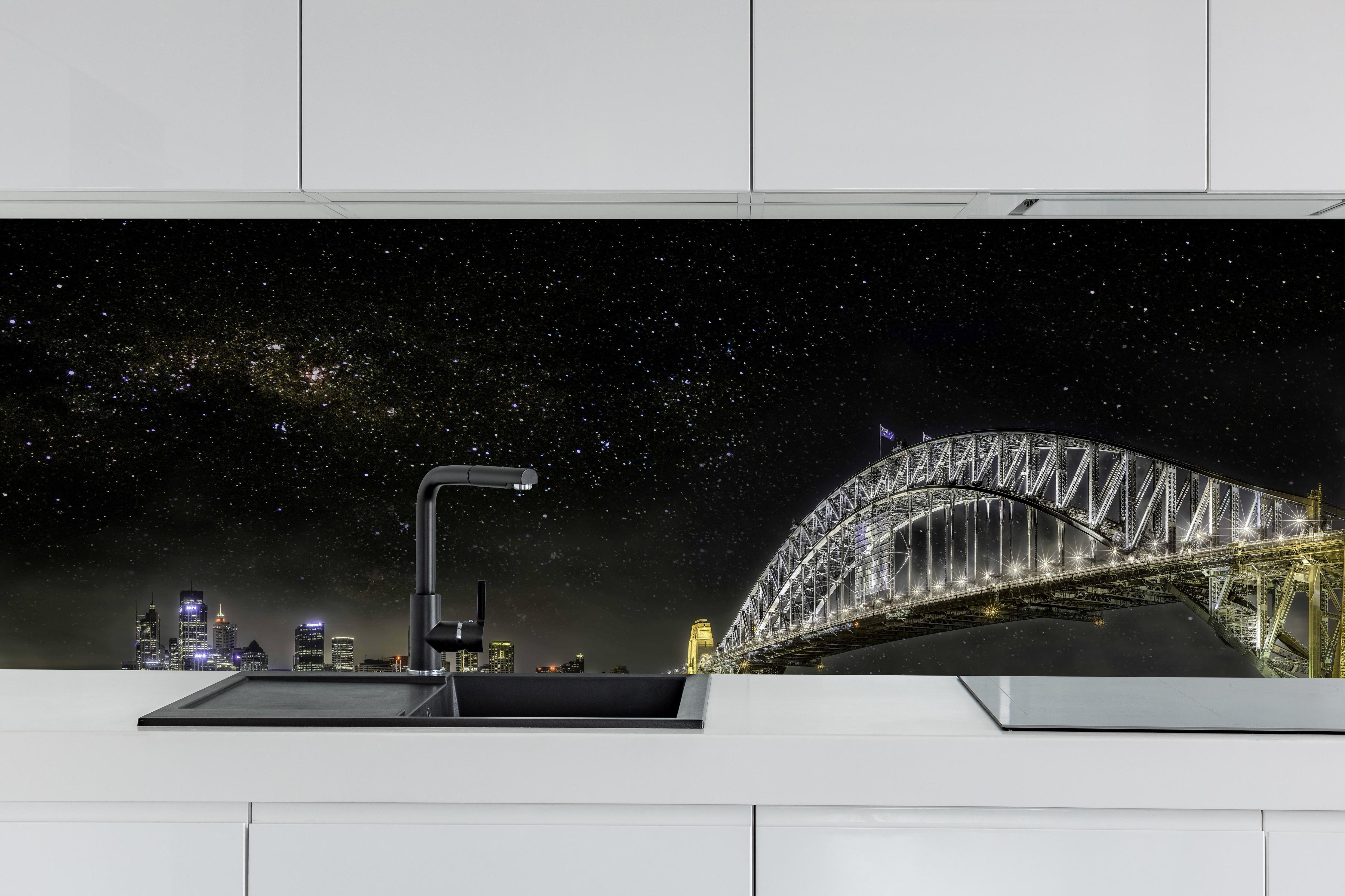 Küche - Skyline - Sydney hinter weißen Hochglanz-Küchenregalen und schwarzem Wasserhahn