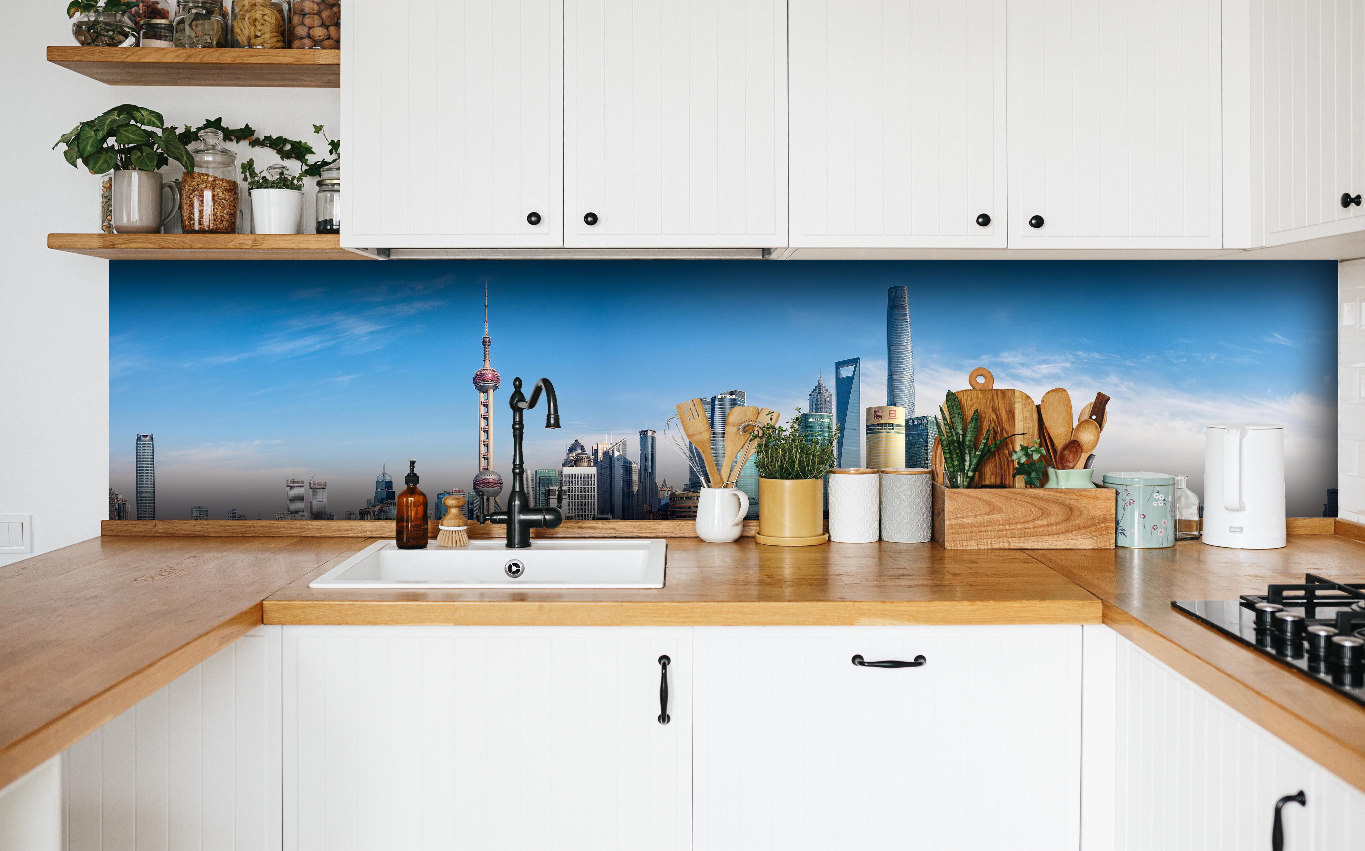 Küche - Skyline von Shanghai in weißer Küche hinter Gewürzen und Kochlöffeln aus Holz
