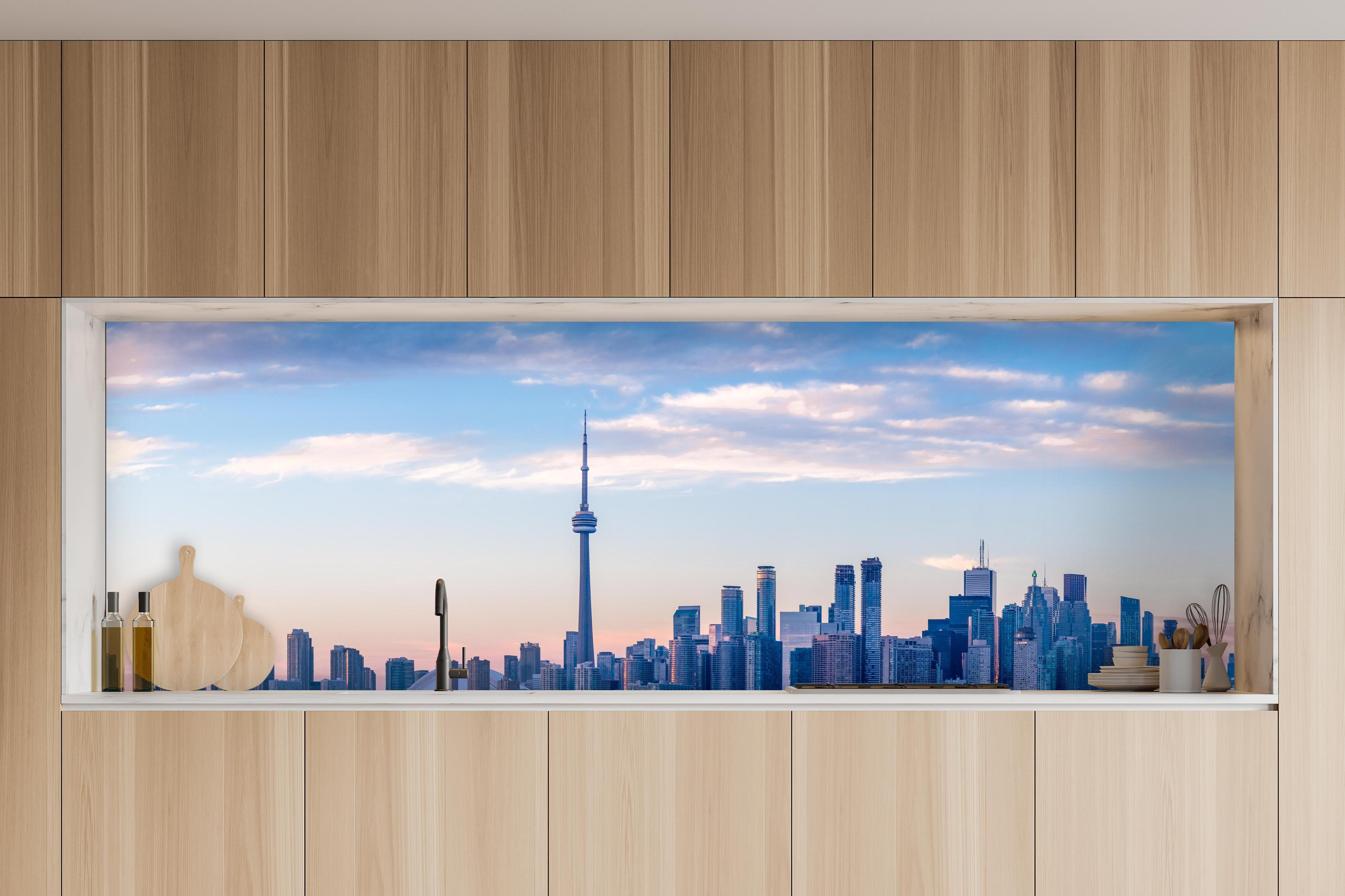 Küche - Skyline von Toronto in charakteristischer Vollholz-Küche mit modernem Gasherd