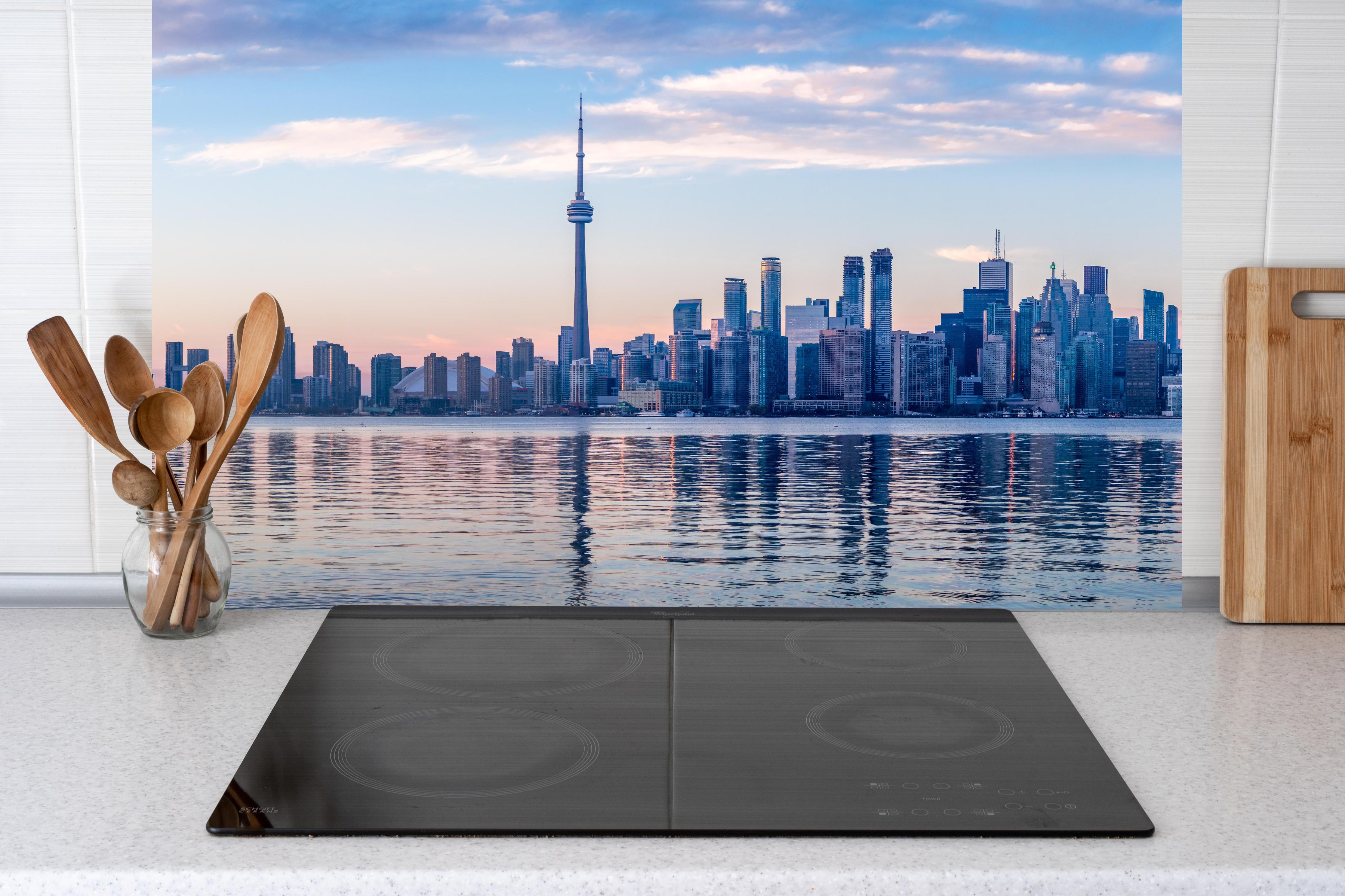 Küche - Skyline von Toronto hinter Cerankochfeld und Holz-Kochutensilien