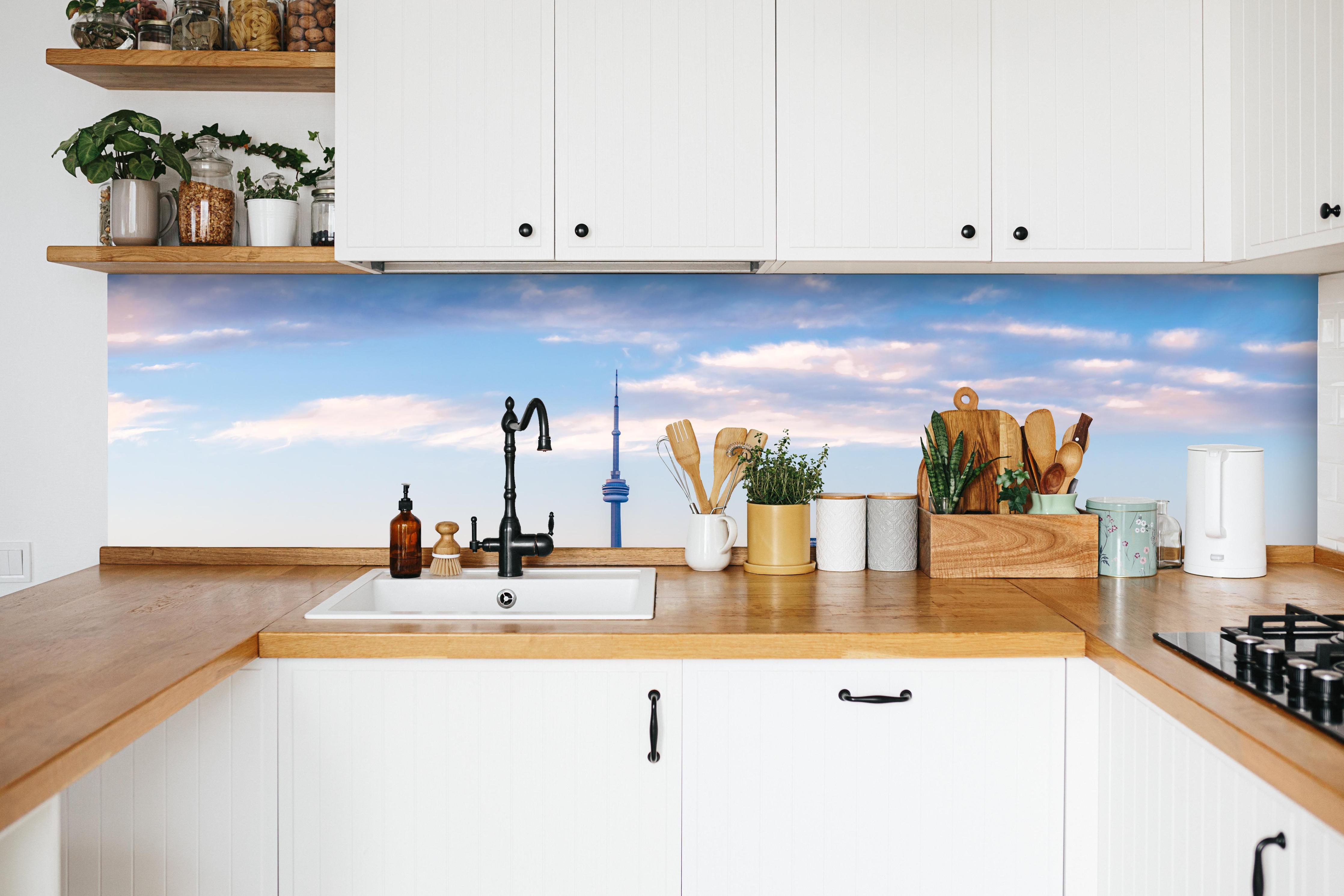 Küche - Skyline von Toronto in weißer Küche hinter Gewürzen und Kochlöffeln aus Holz
