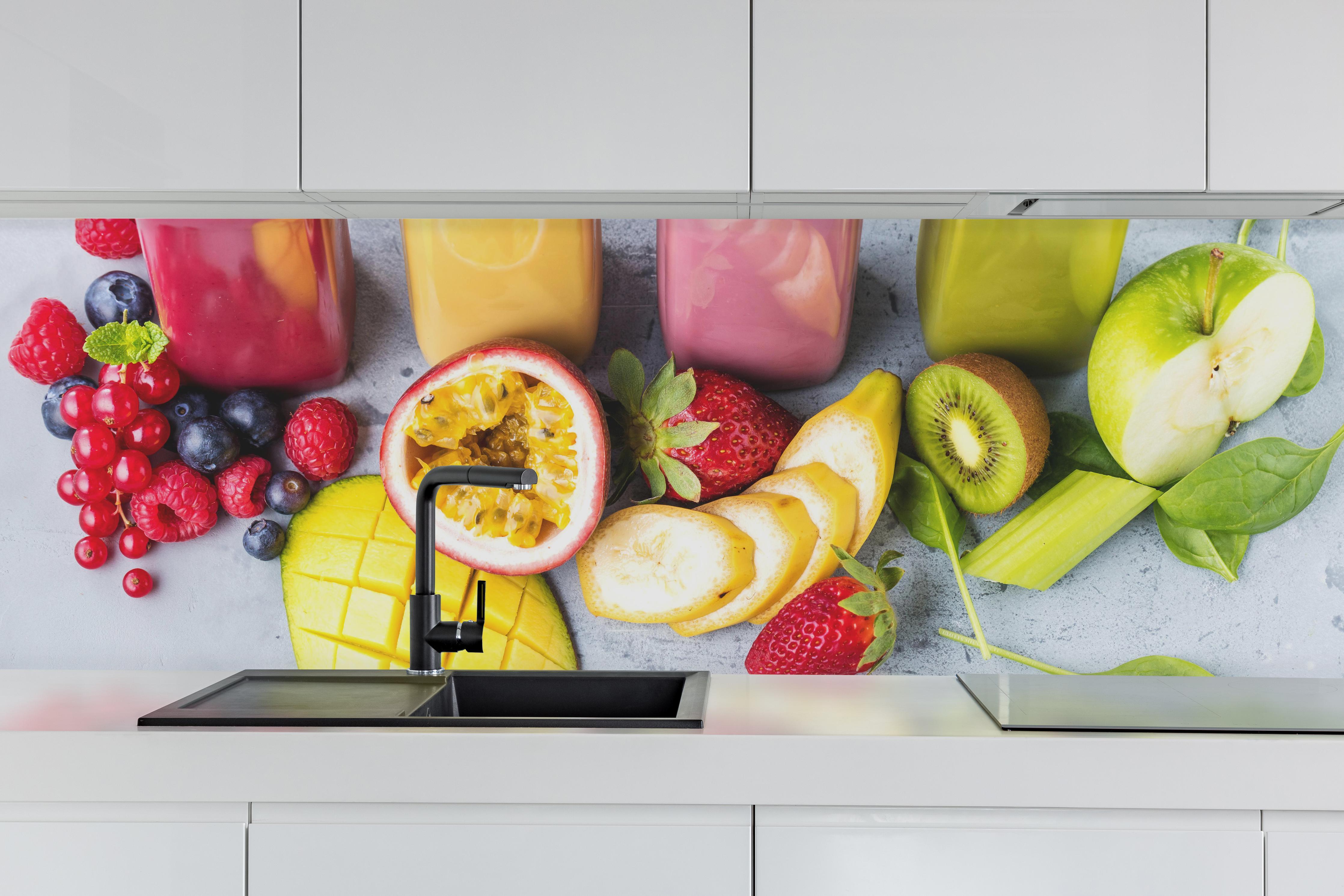 Küche - Smoothie aus Obst & Gemüse hinter weißen Hochglanz-Küchenregalen und schwarzem Wasserhahn