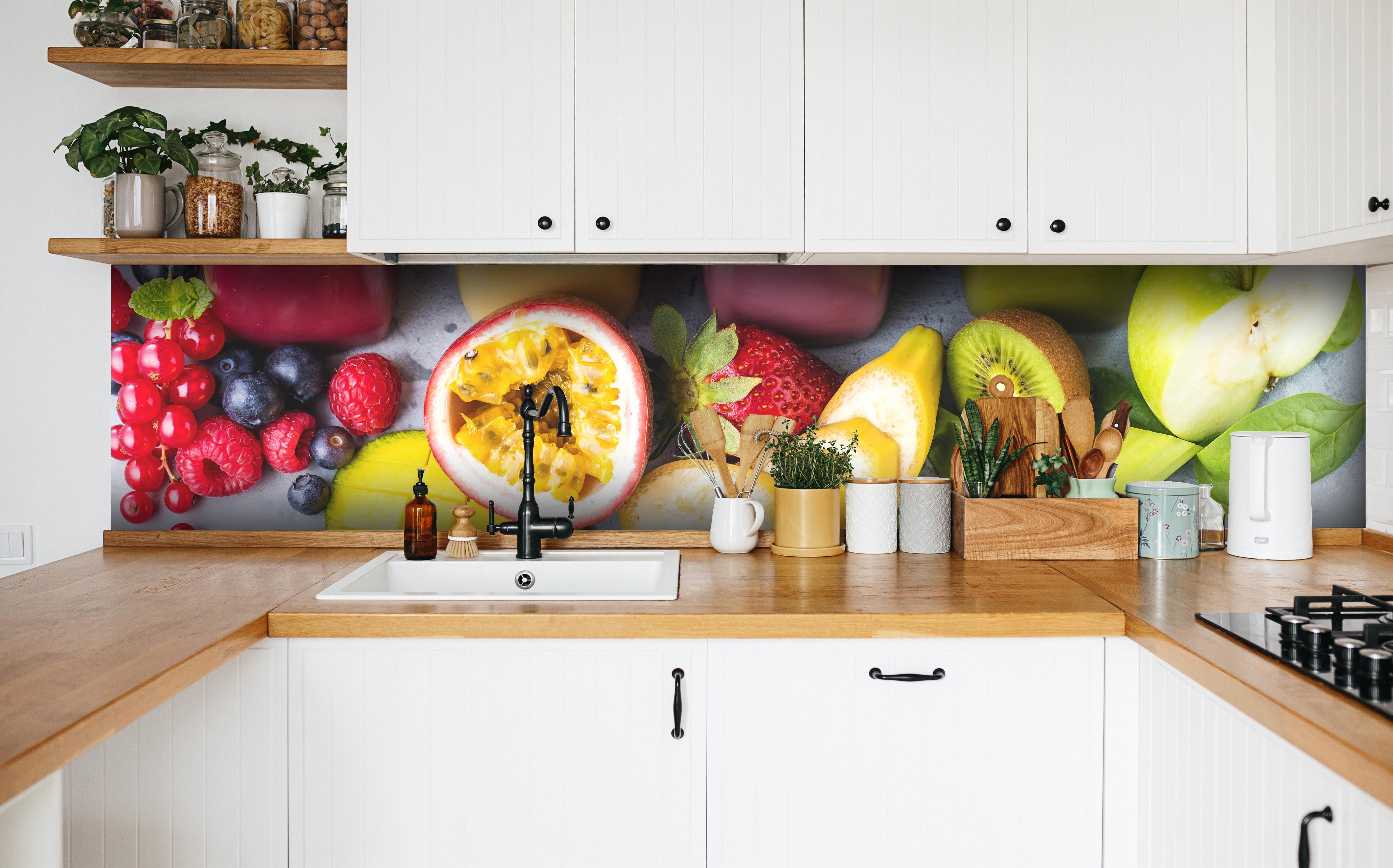 Küche - Smoothie aus Obst & Gemüse in weißer Küche hinter Gewürzen und Kochlöffeln aus Holz