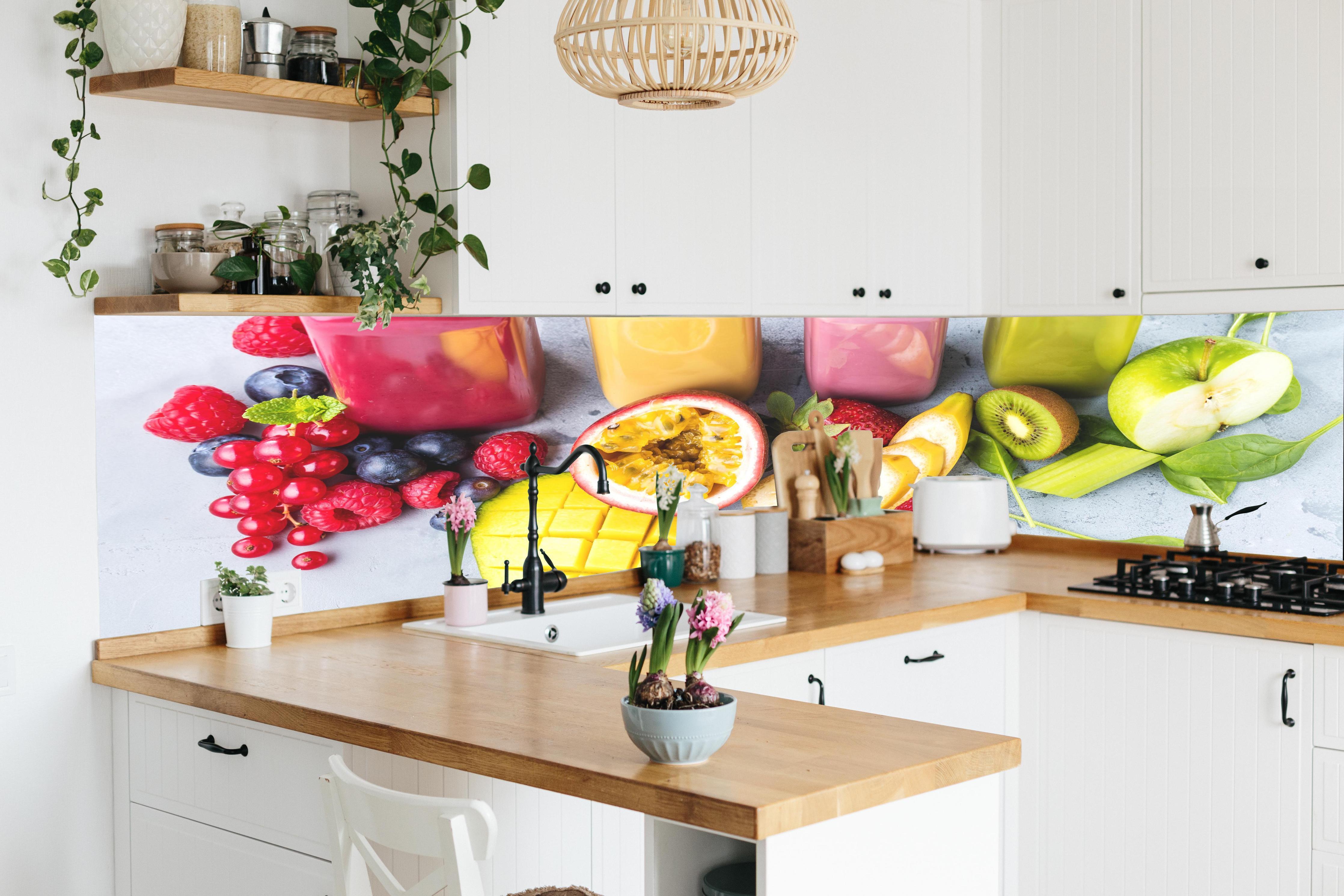 Küche - Smoothie aus Obst & Gemüse in lebendiger Küche mit bunten Blumen