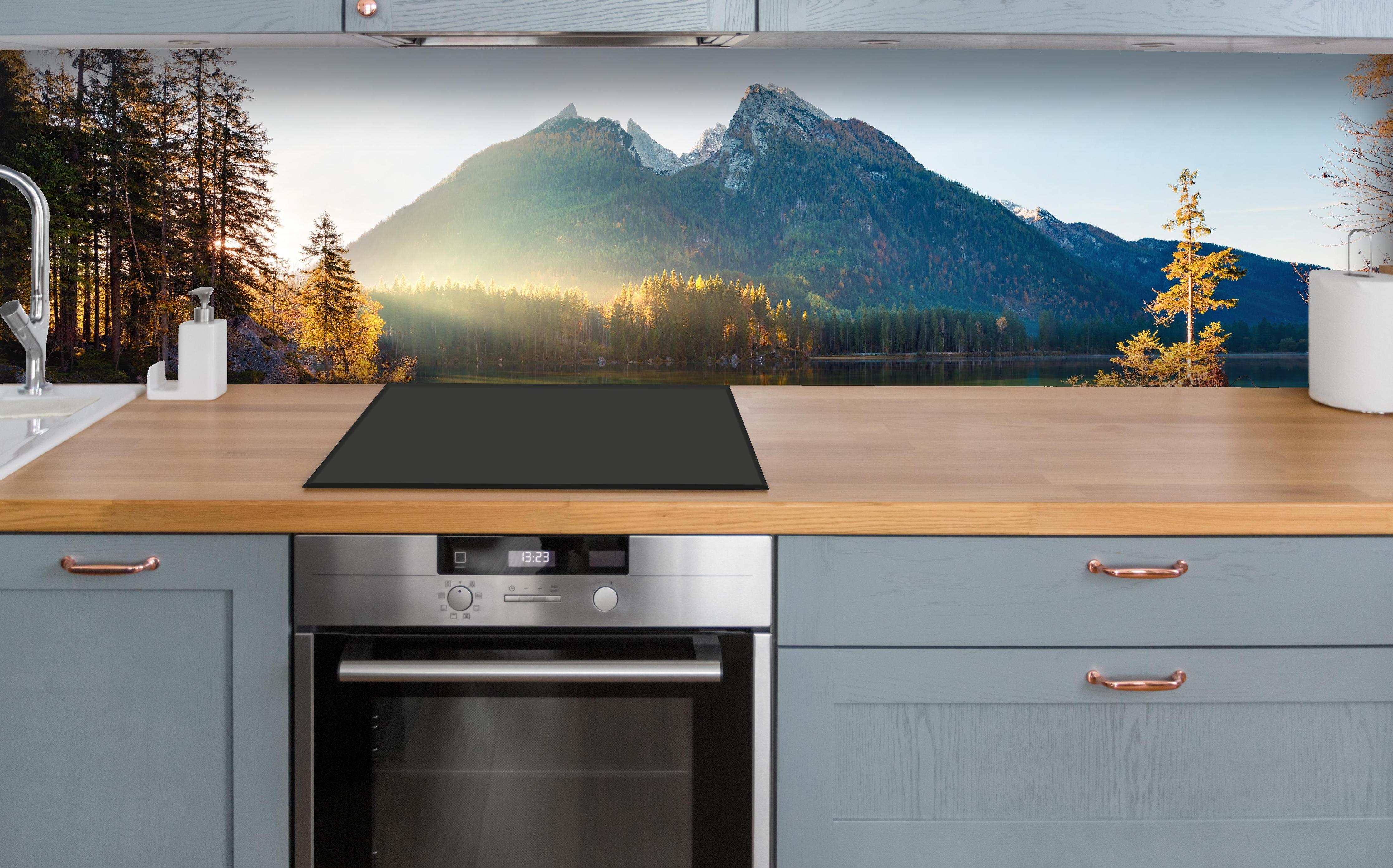 Küche - Sonnenaufgang am Hintersee über polierter Holzarbeitsplatte mit Cerankochfeld