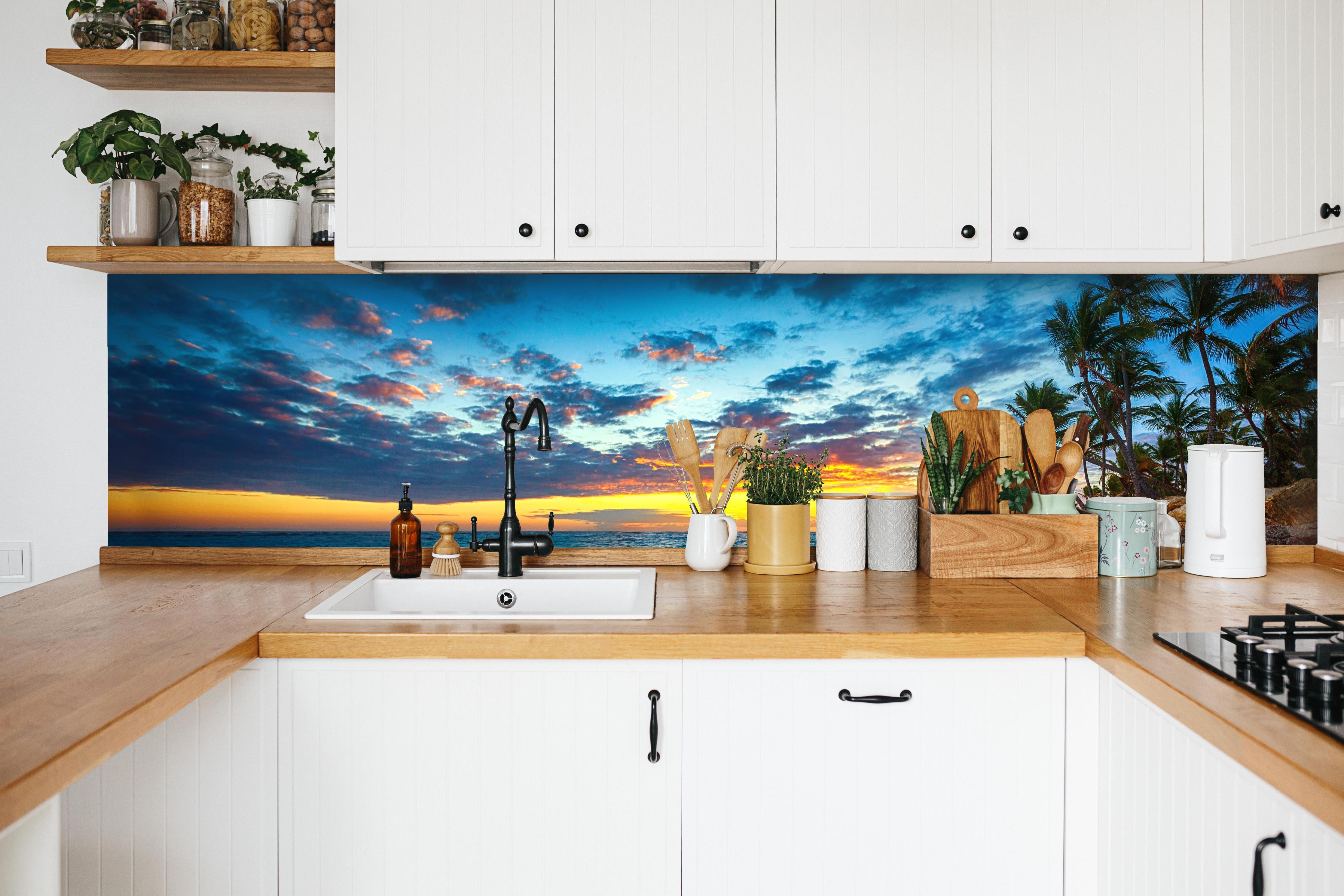 Küche - Sonnenaufgang über dem Strand in weißer Küche hinter Gewürzen und Kochlöffeln aus Holz