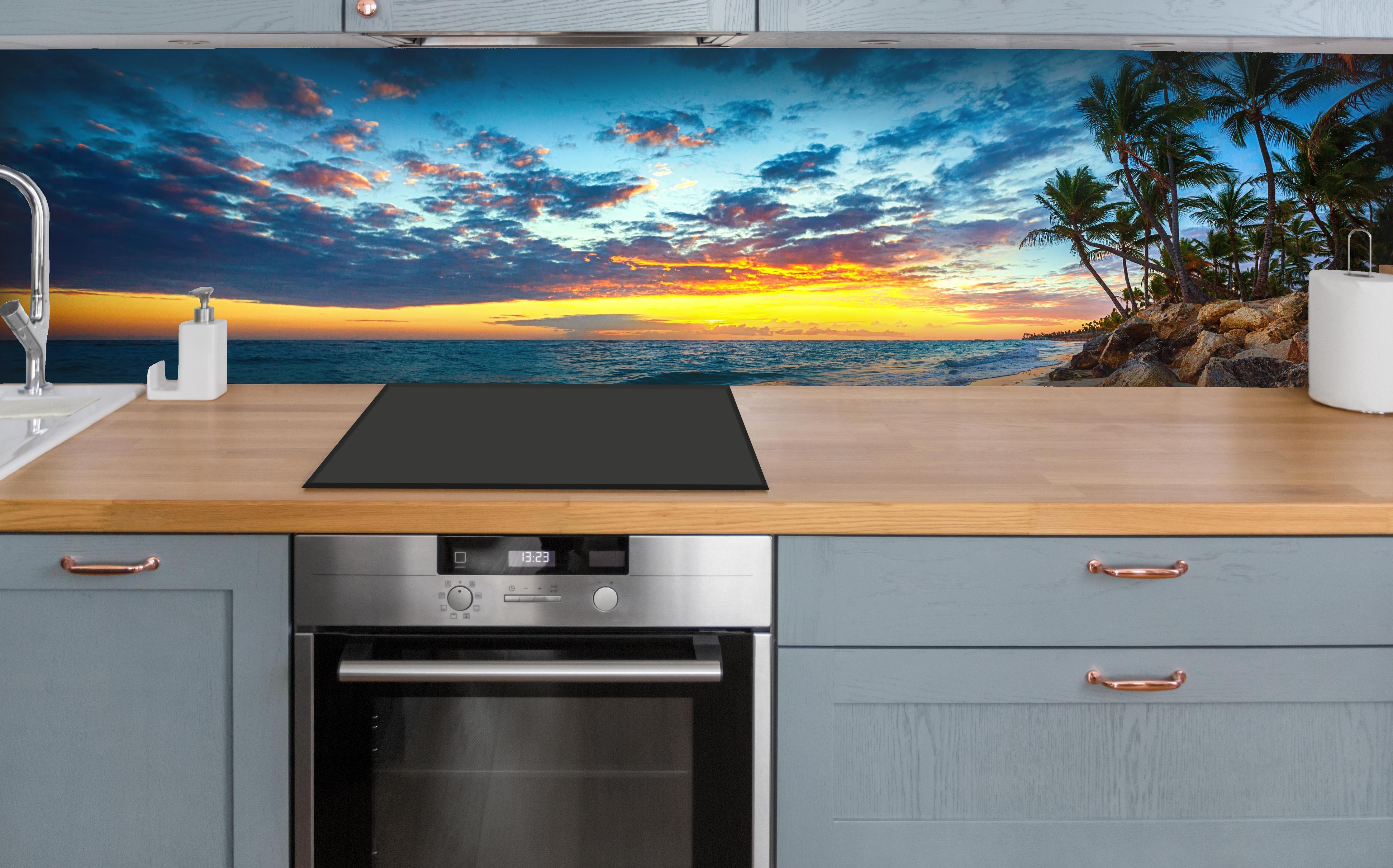 Küche - Sonnenaufgang über dem Strand über polierter Holzarbeitsplatte mit Cerankochfeld