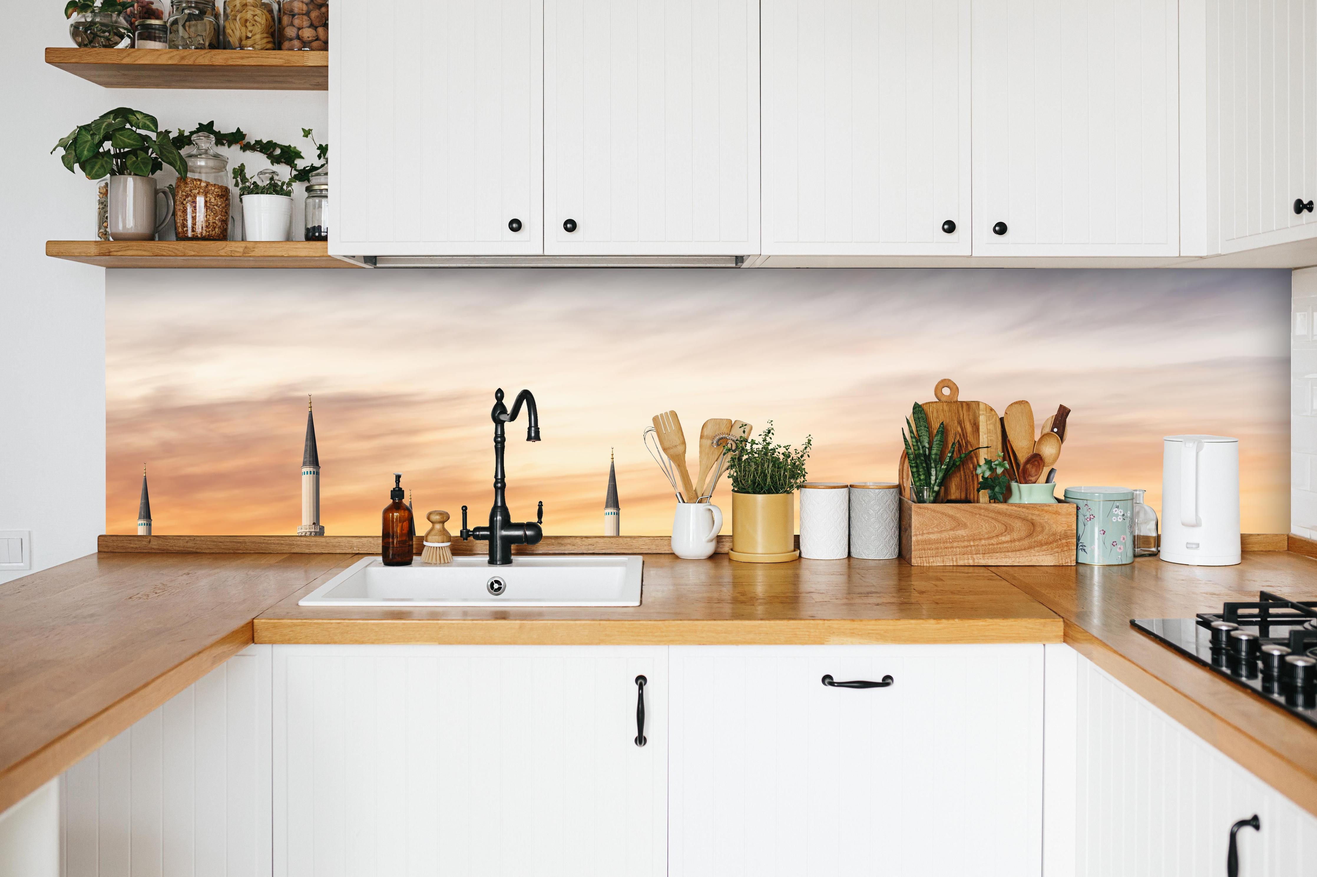 Küche - Sonnenuntergang Camlica-Moschee in Istanbul in weißer Küche hinter Gewürzen und Kochlöffeln aus Holz