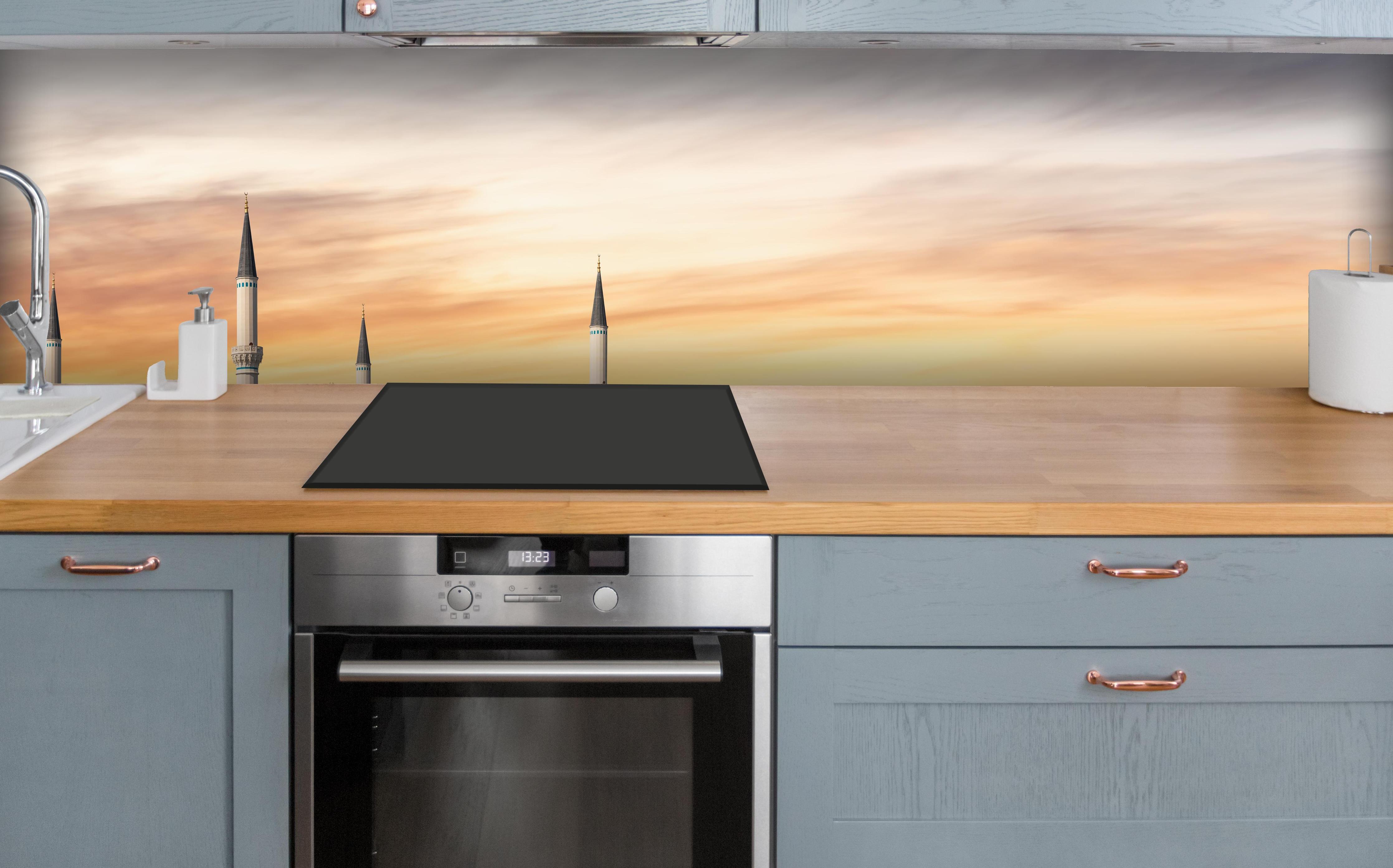 Küche - Sonnenuntergang Camlica-Moschee in Istanbul über polierter Holzarbeitsplatte mit Cerankochfeld