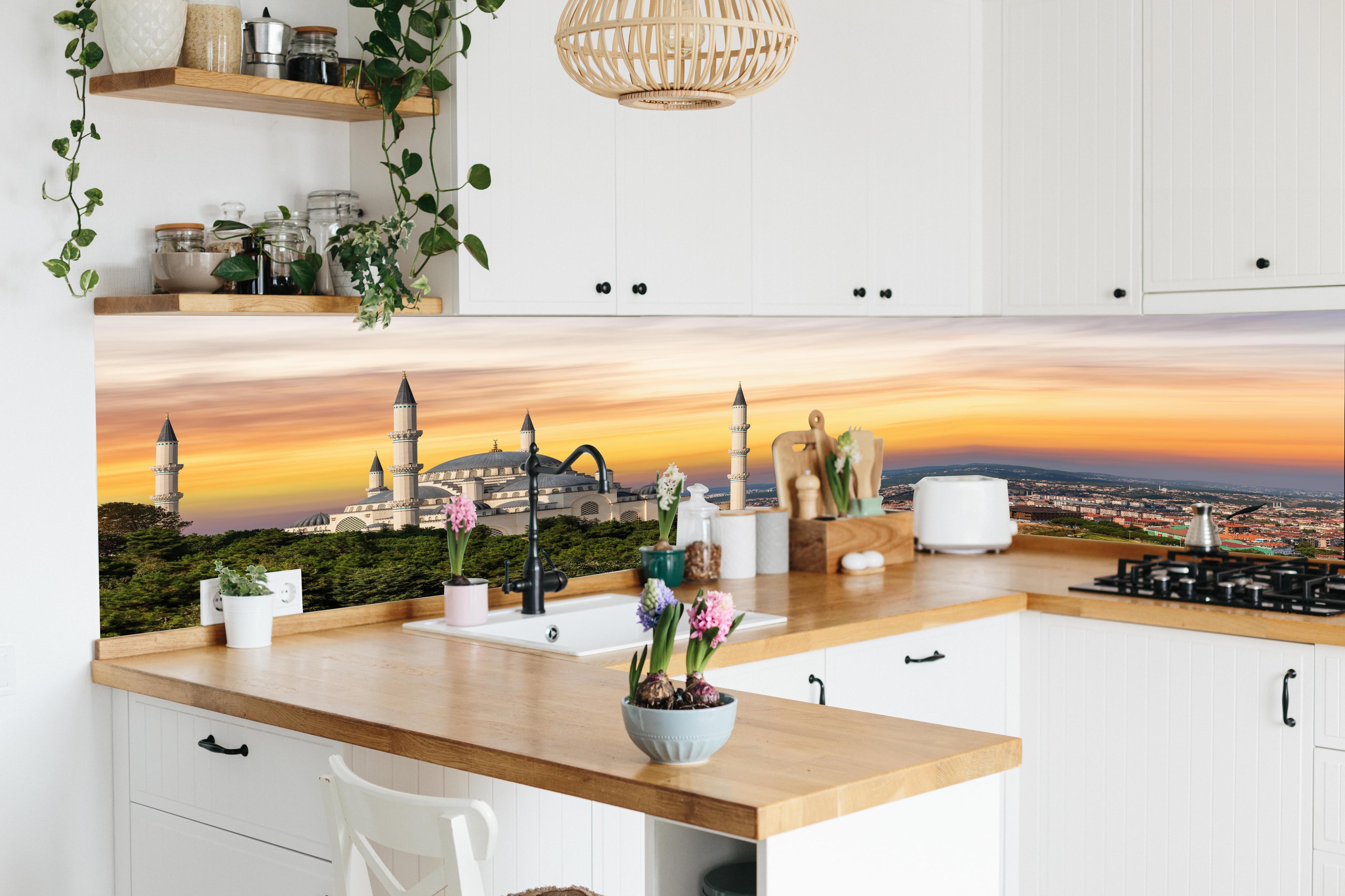 Küche - Sonnenuntergang Camlica-Moschee in Istanbul in lebendiger Küche mit bunten Blumen