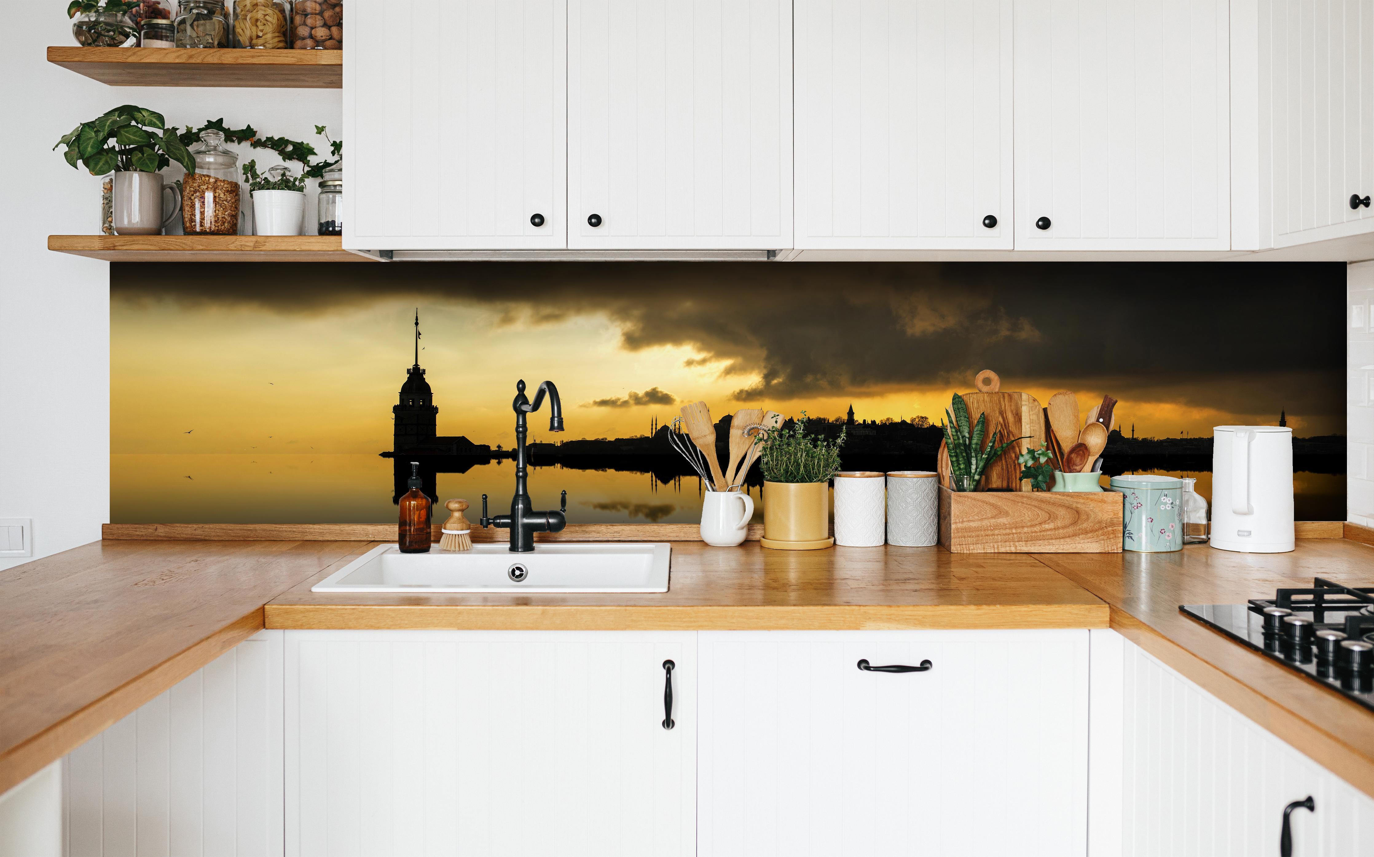 Küche - Sonnenuntergang Istanbul - Kiz kulesi in weißer Küche hinter Gewürzen und Kochlöffeln aus Holz