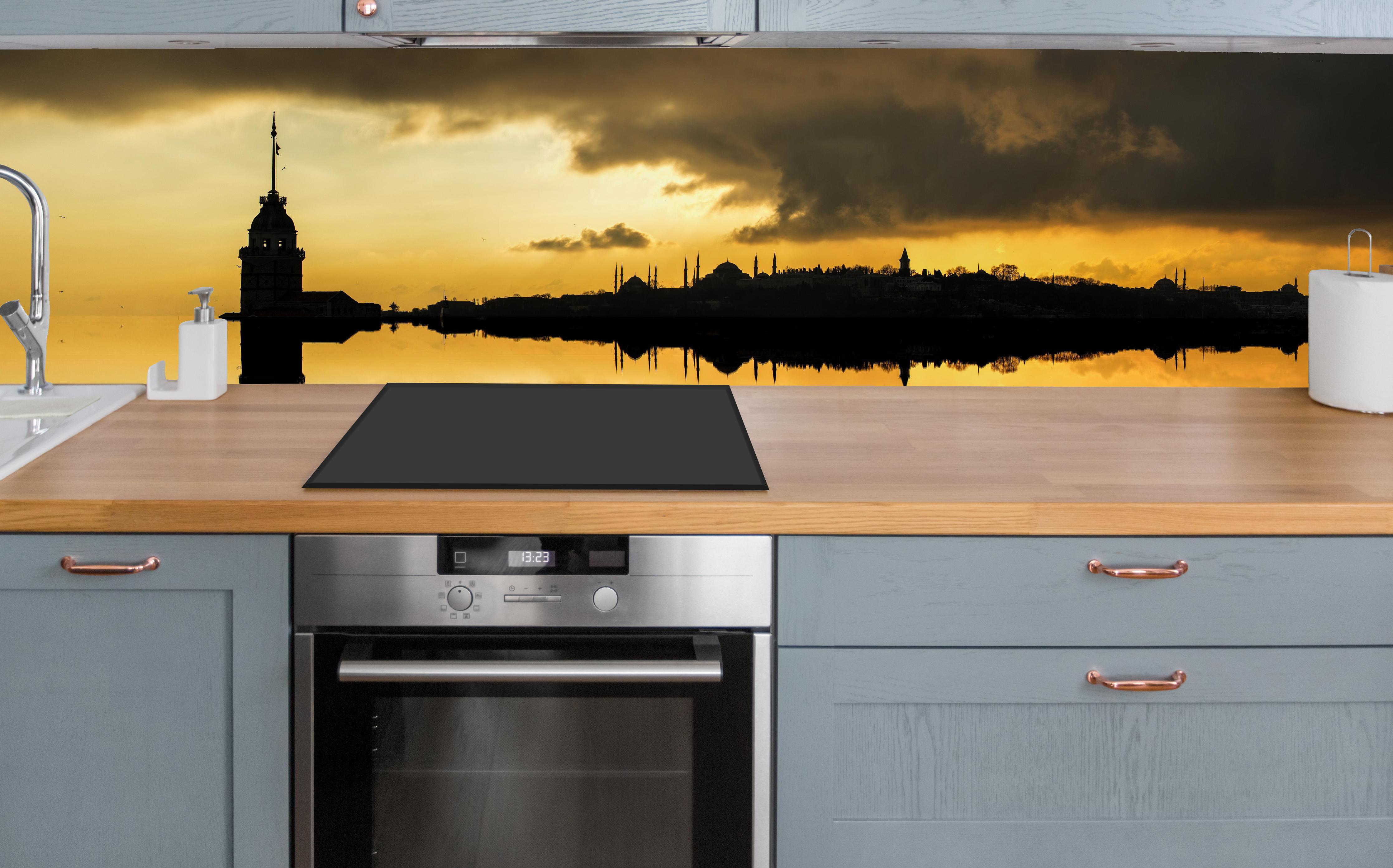 Küche - Sonnenuntergang Istanbul - Kiz kulesi über polierter Holzarbeitsplatte mit Cerankochfeld