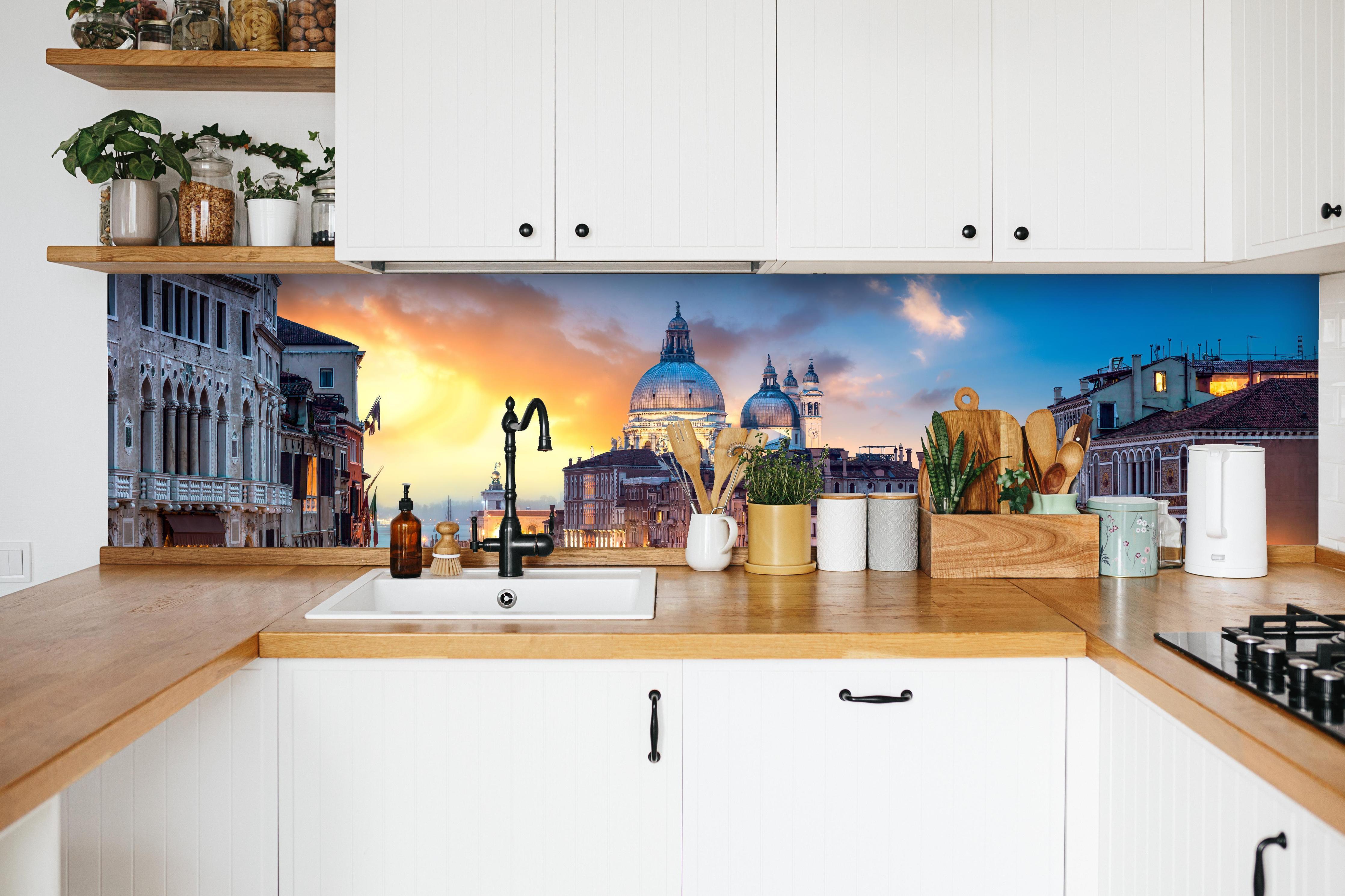 Küche - Sonnenuntergang am Canal Grande - Venedig 2 in weißer Küche hinter Gewürzen und Kochlöffeln aus Holz