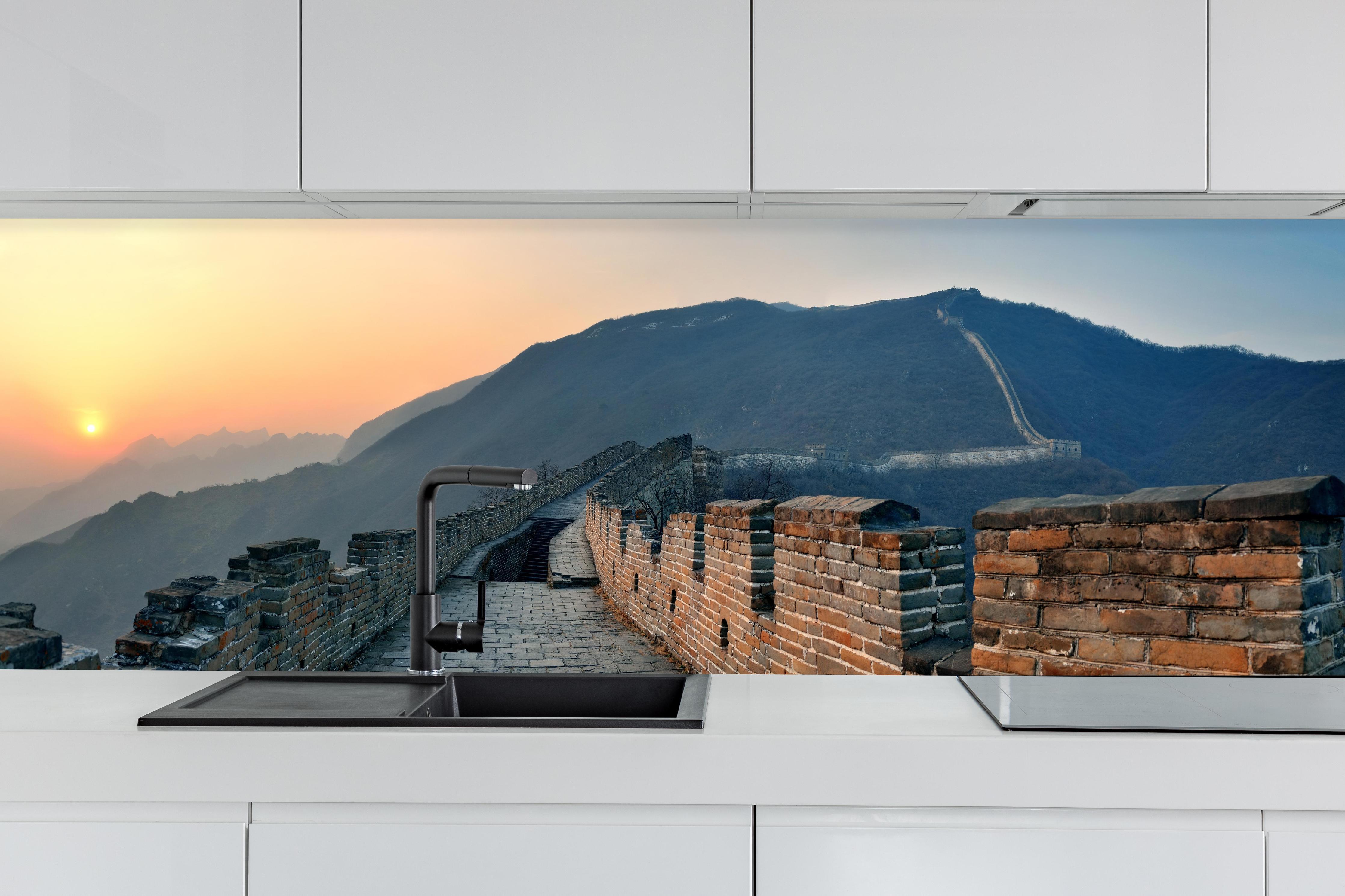 Küche - Sonnenuntergang an der Großen Mauer hinter weißen Hochglanz-Küchenregalen und schwarzem Wasserhahn