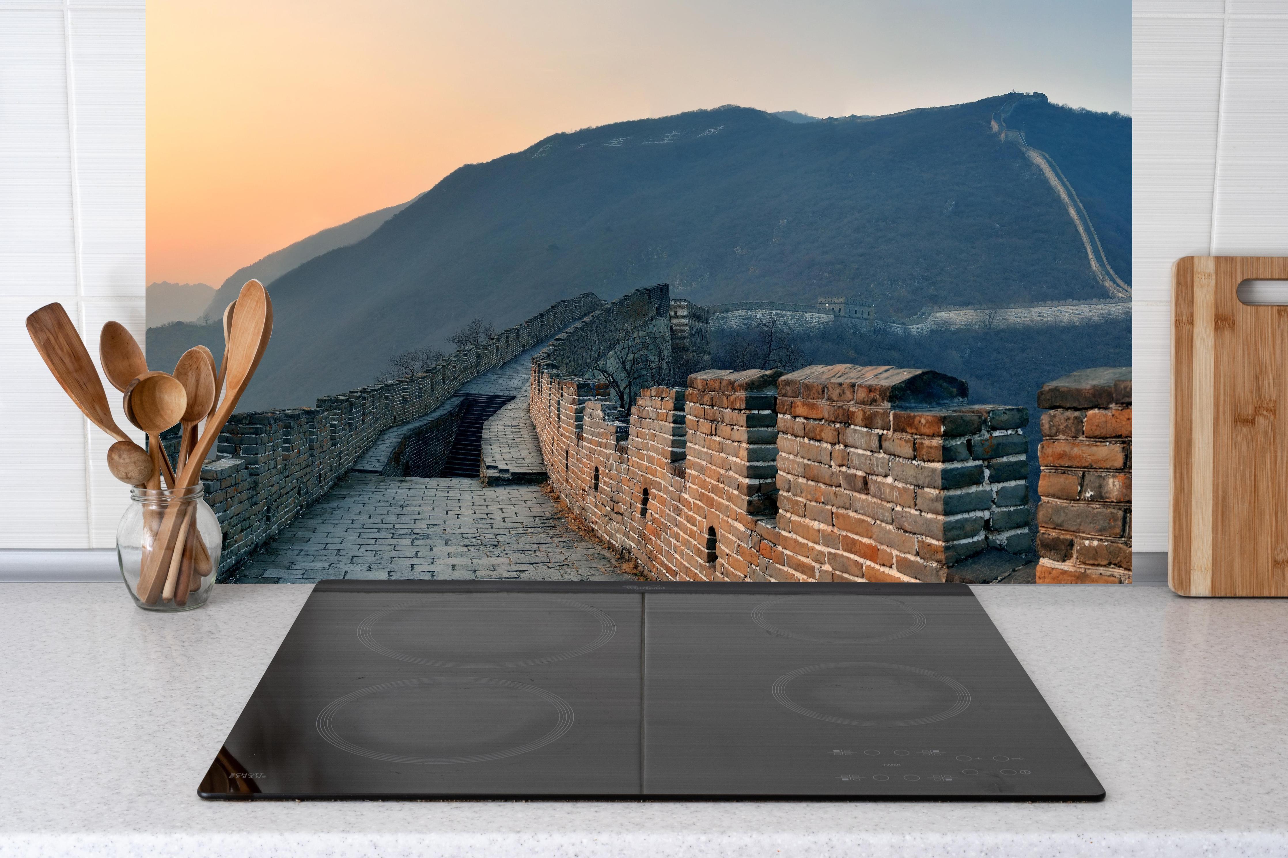 Küche - Sonnenuntergang an der Großen Mauer hinter Cerankochfeld und Holz-Kochutensilien