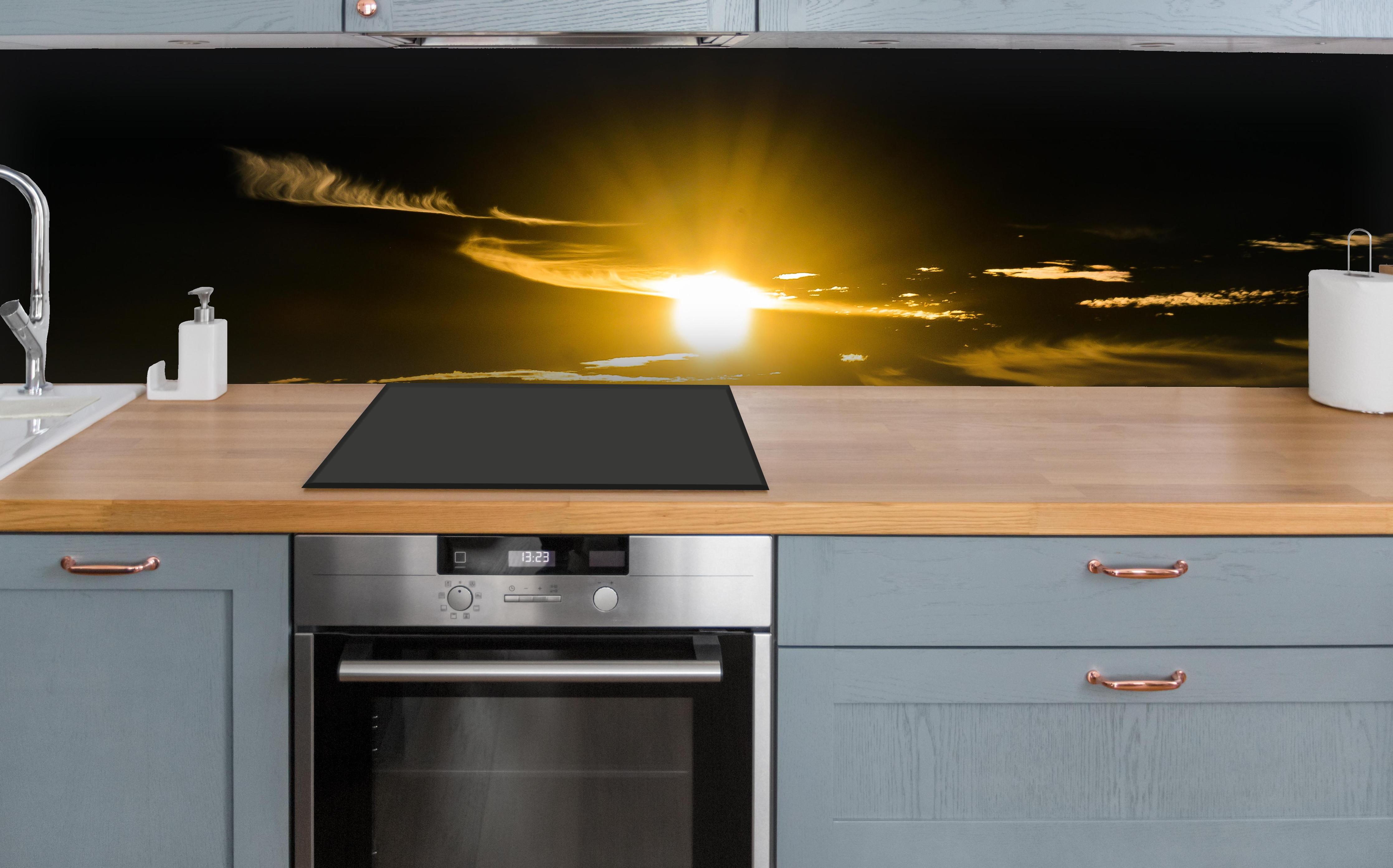 Küche - Sonnenuntergang über dem Meer über polierter Holzarbeitsplatte mit Cerankochfeld