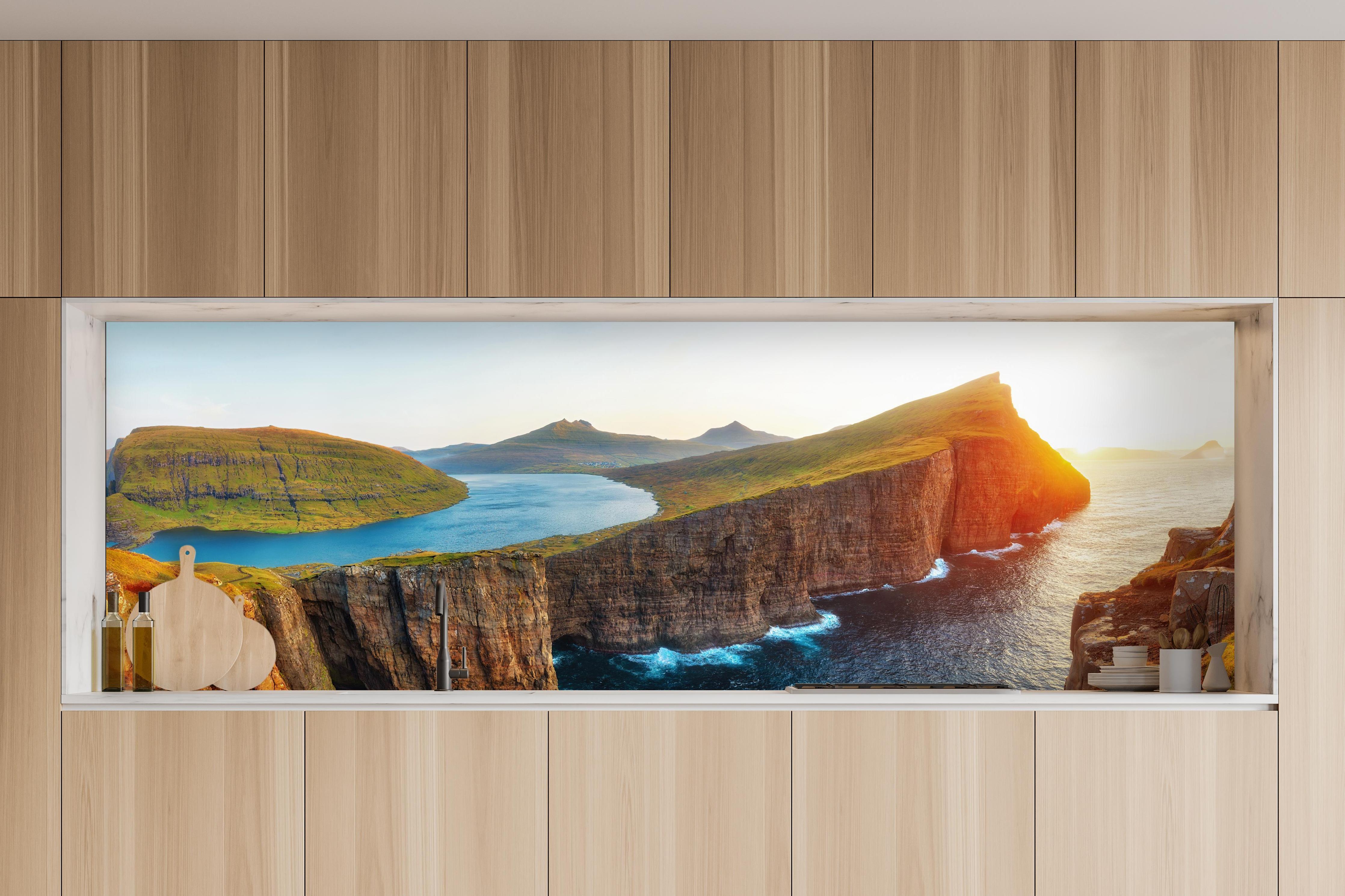 Küche - Sorvagsvatn See und mit Wasserfall ins Meer an der Färöer in charakteristischer Vollholz-Küche mit modernem Gasherd