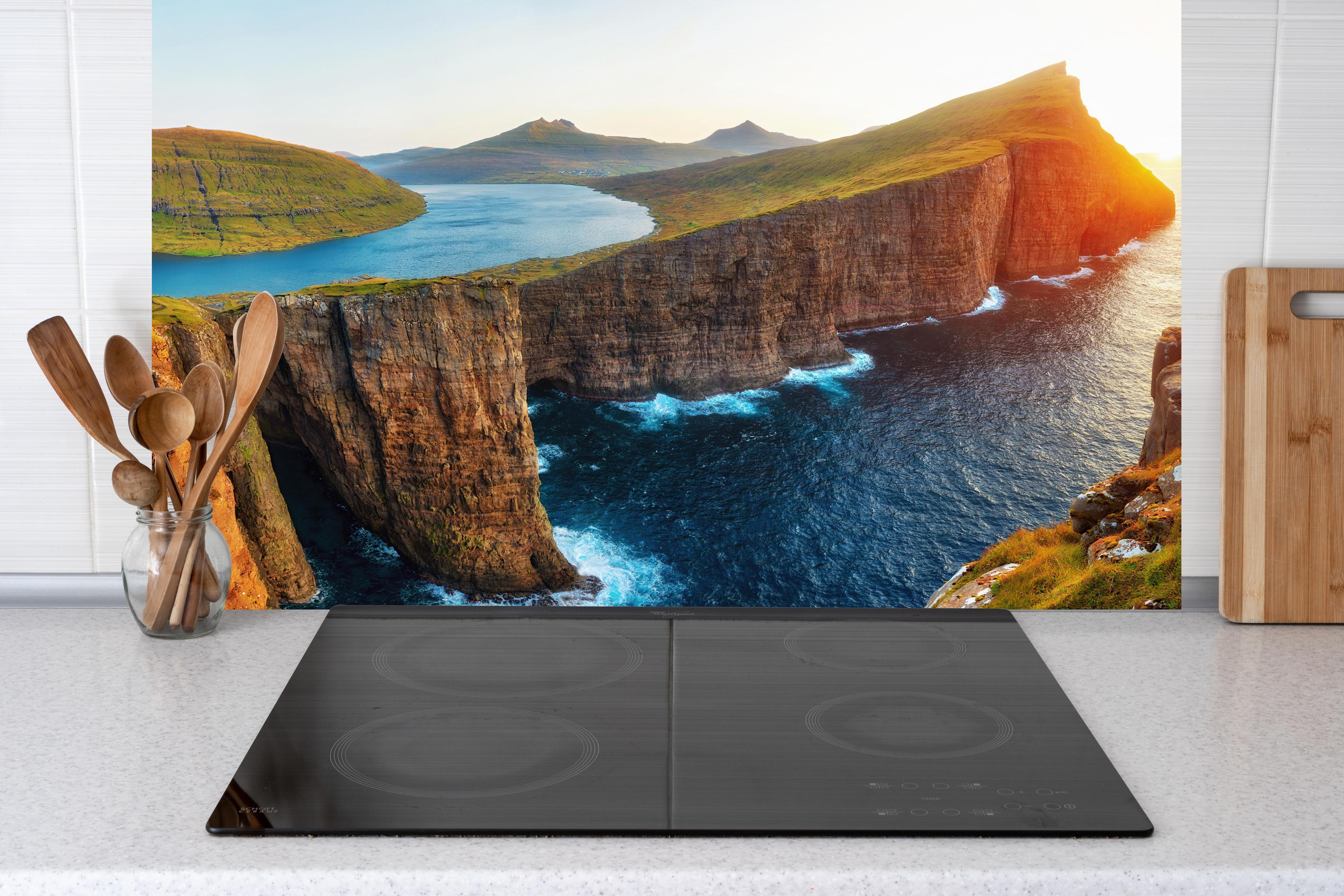 Küche - Sorvagsvatn See und mit Wasserfall ins Meer an der Färöer hinter Cerankochfeld und Holz-Kochutensilien